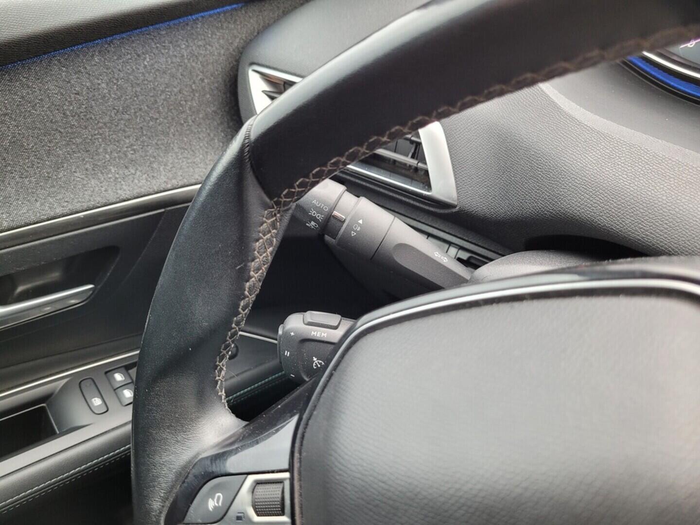 O619V06292_21.webp_3008 Allure Pack 1.2 PureTech 96 kW manuál