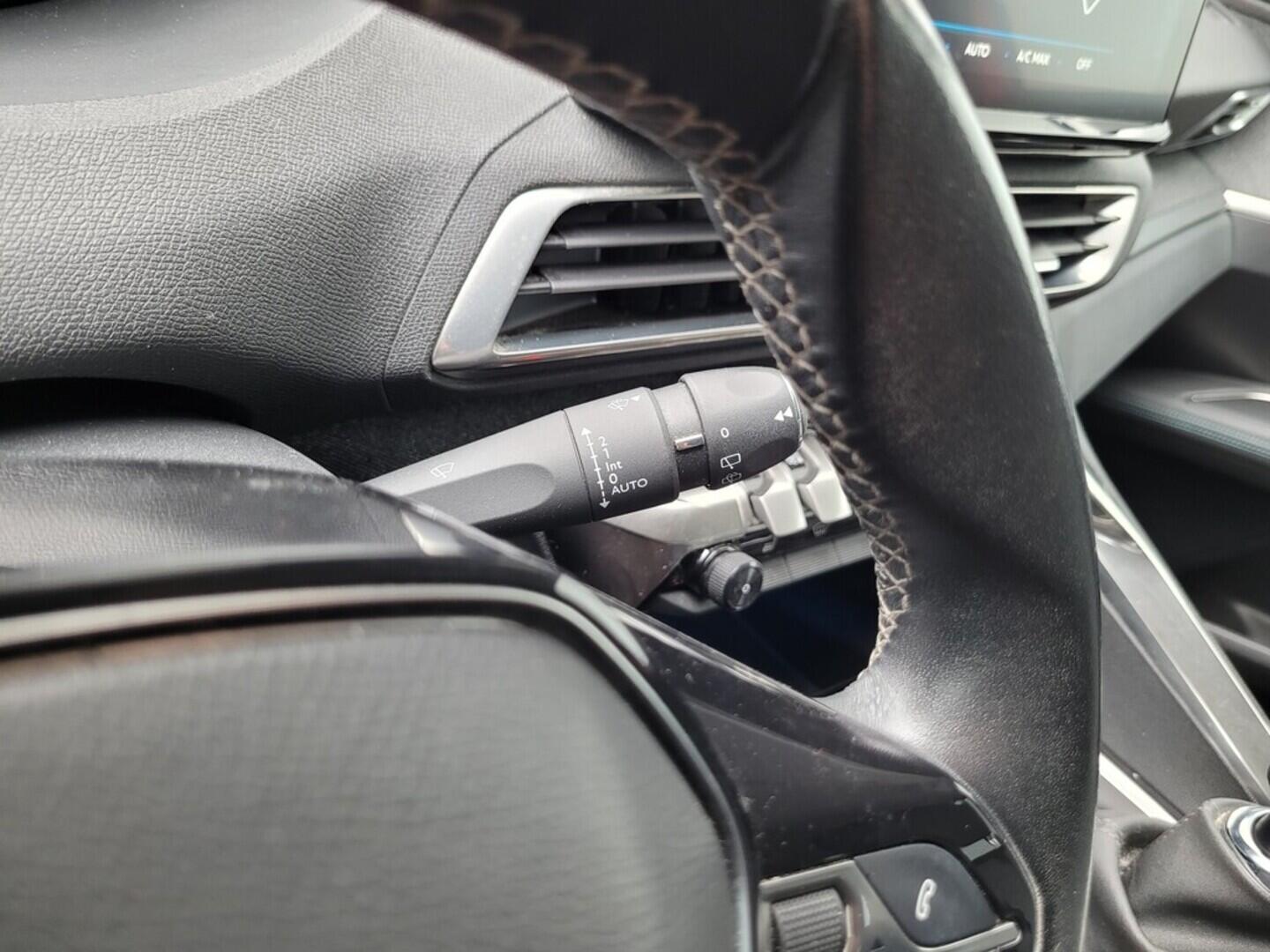 O619V06292_22.webp_3008 Allure Pack 1.2 PureTech 96 kW manuál