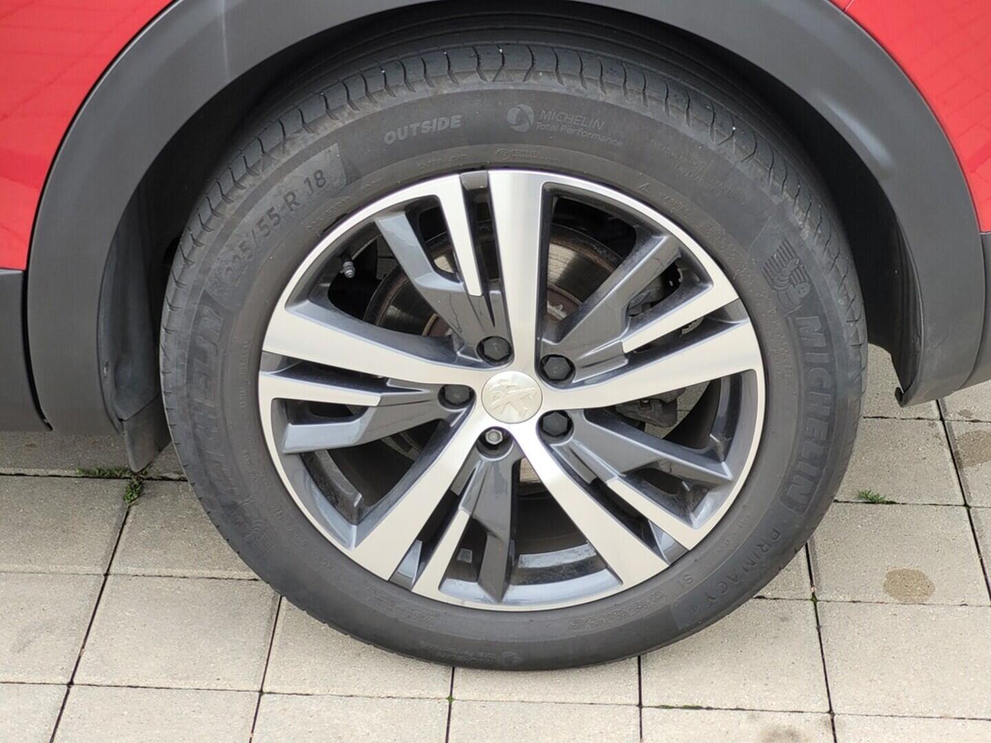 O619V06292_29.webp_3008 Allure Pack 1.2 PureTech 96 kW manuál