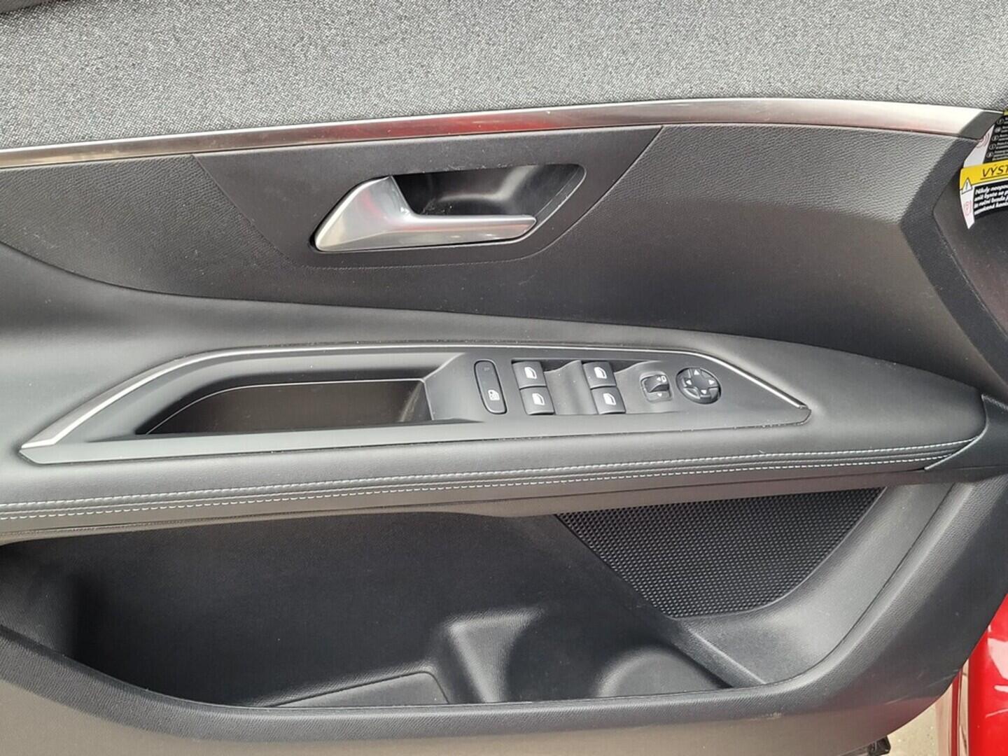 O619V06292_31.webp_3008 Allure Pack 1.2 PureTech 96 kW manuál