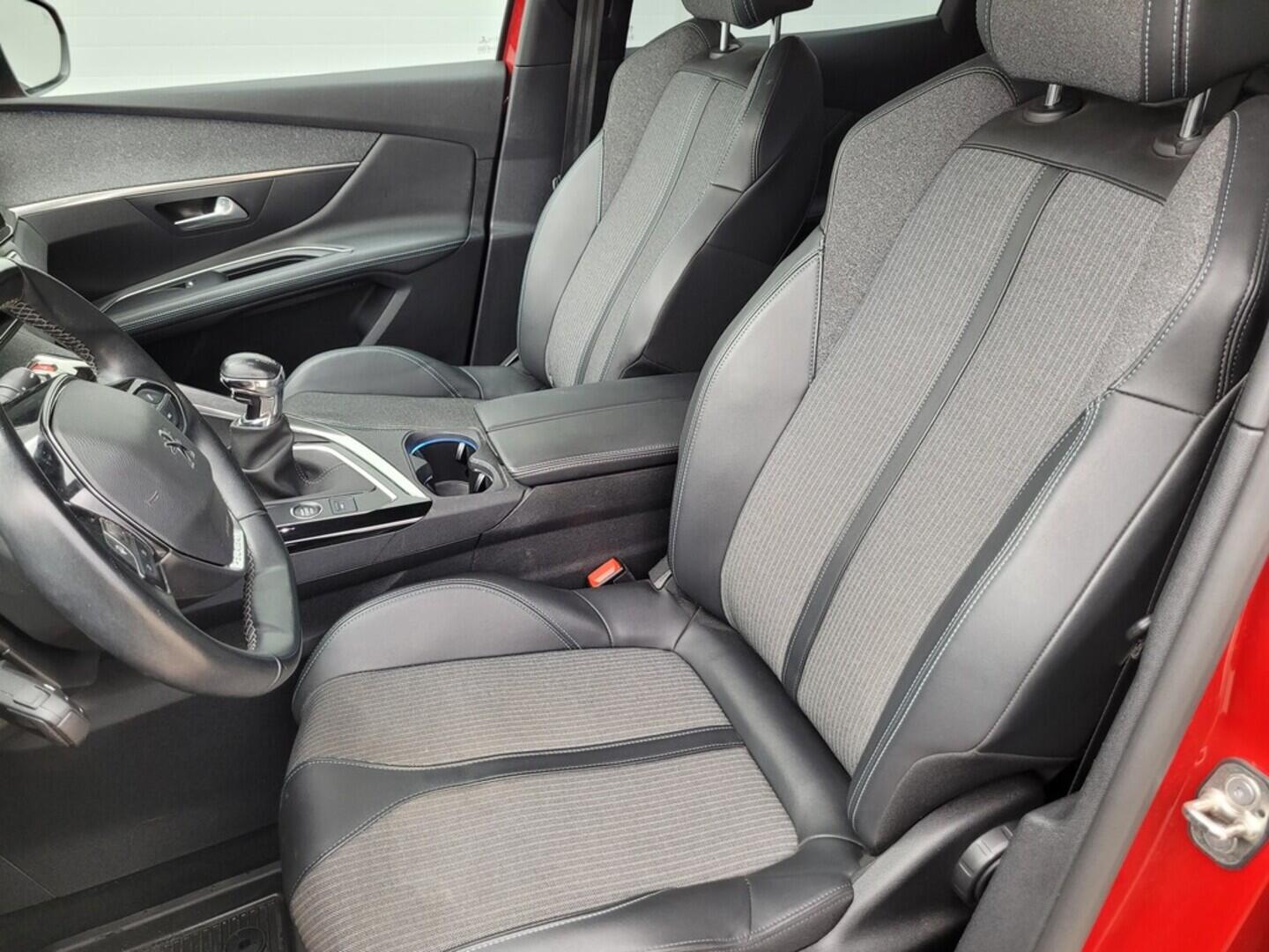 O619V06292_32.webp_3008 Allure Pack 1.2 PureTech 96 kW manuál