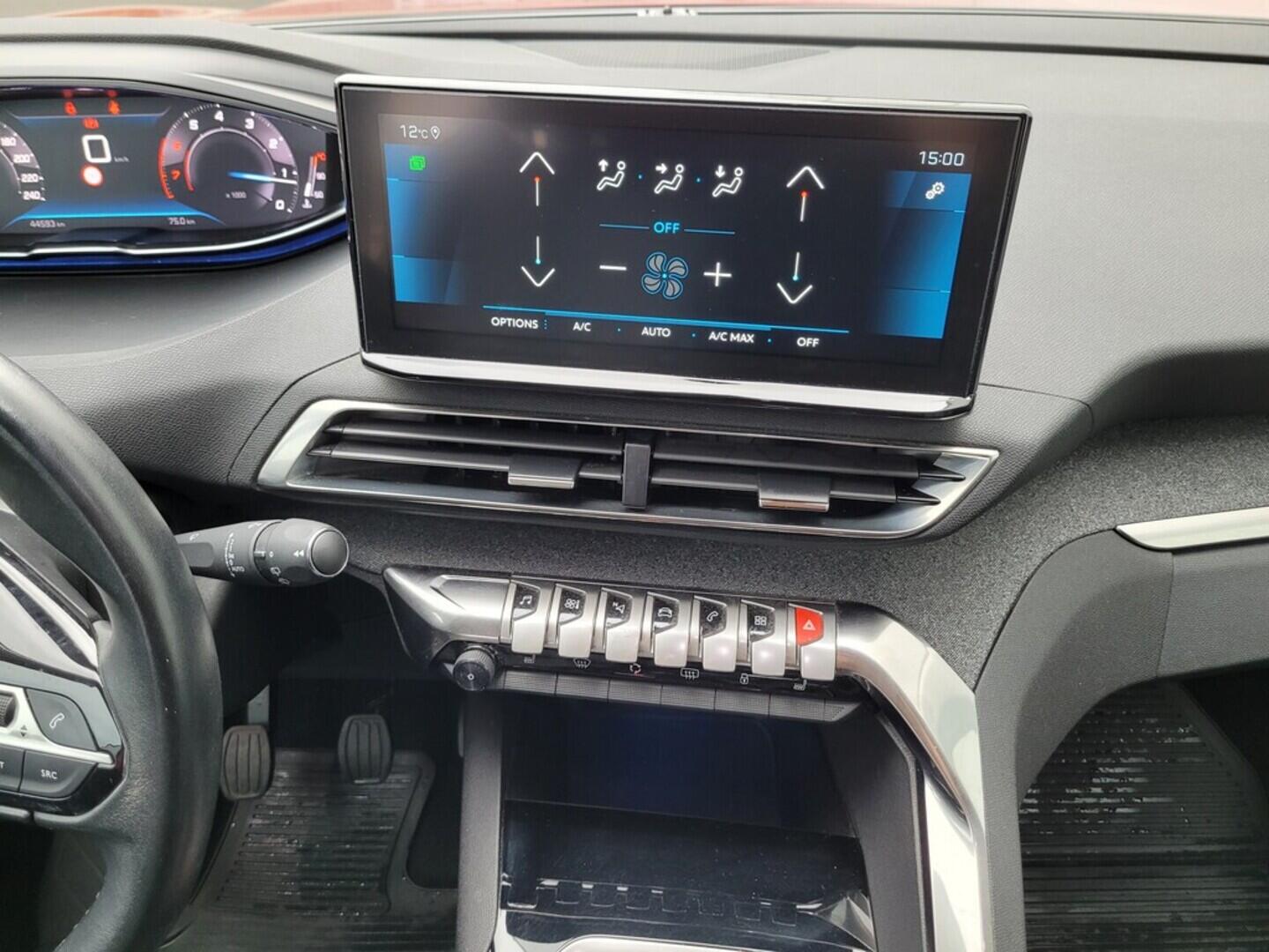 O619V06292_34.webp_3008 Allure Pack 1.2 PureTech 96 kW manuál