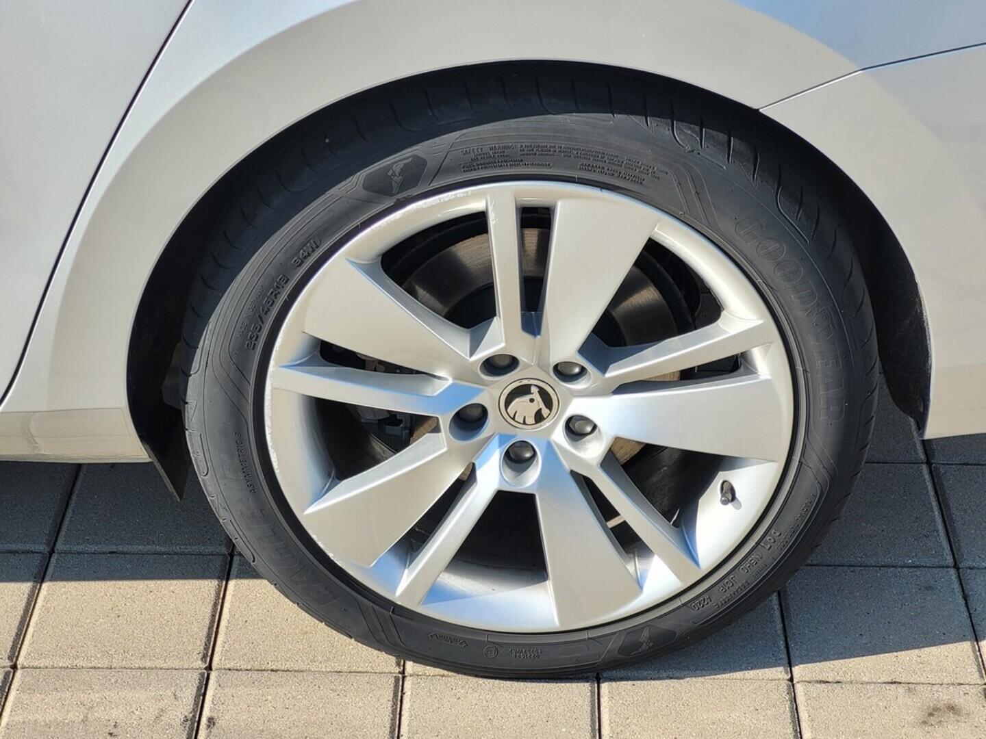 O619V06772_39.webp_SUPERB Style 2.0 TDI 147 kW automat