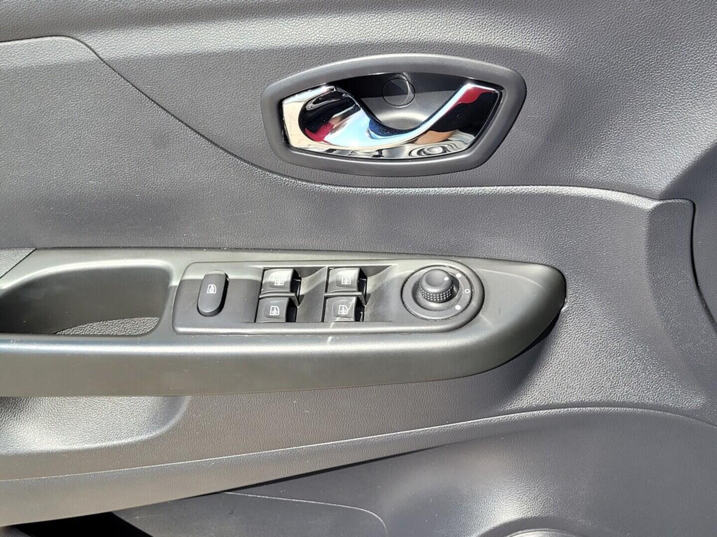 O619V06892_30.webp_CAPTUR Energy  Life 0.9 TCe 66 kW manuál