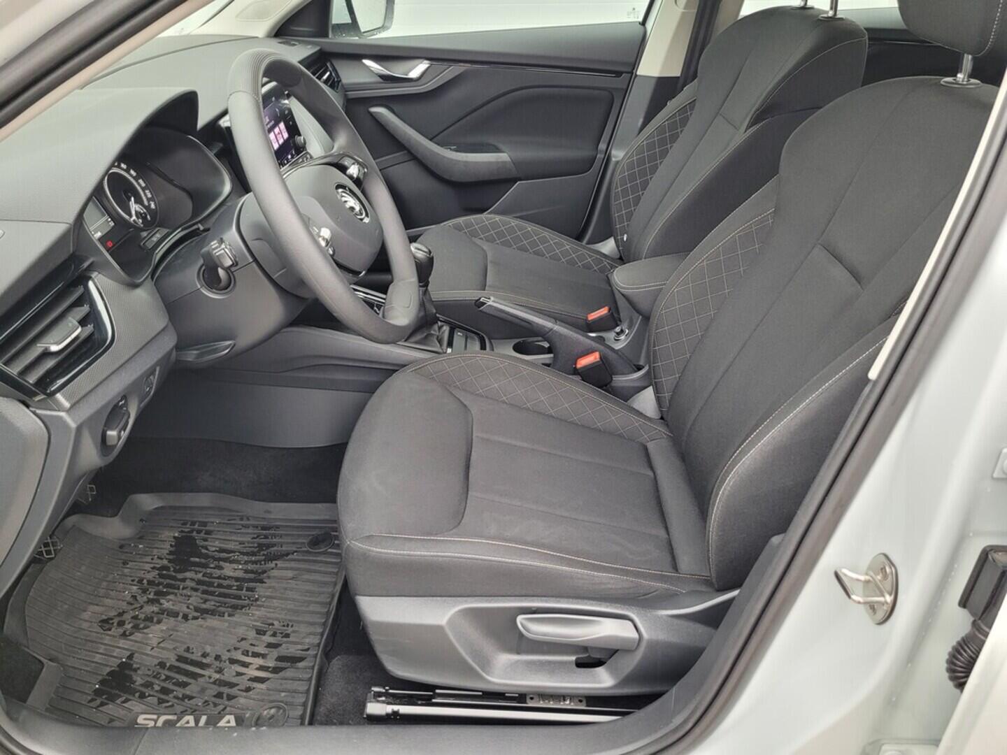 O619V06962_32.webp_SCALA Ambition 1.0 TSI 81 kW manuál, DPH