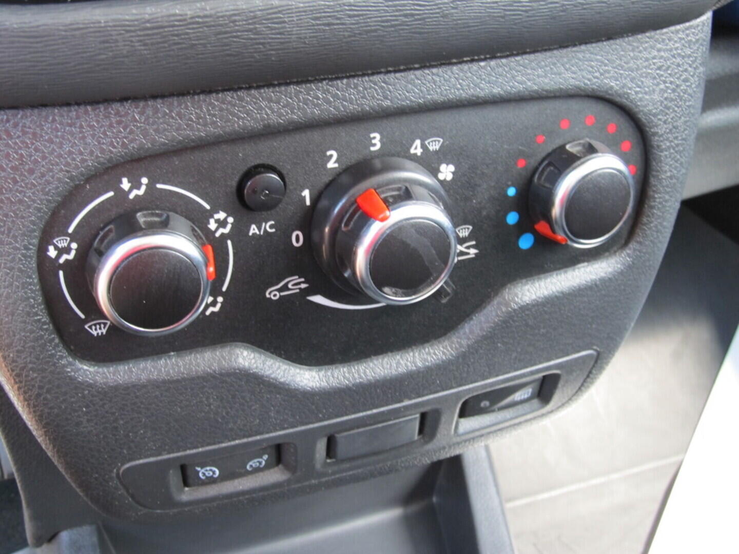 O619V06977_25.webp_LODGY  1.5 DCi 70 kW manuál, DPH