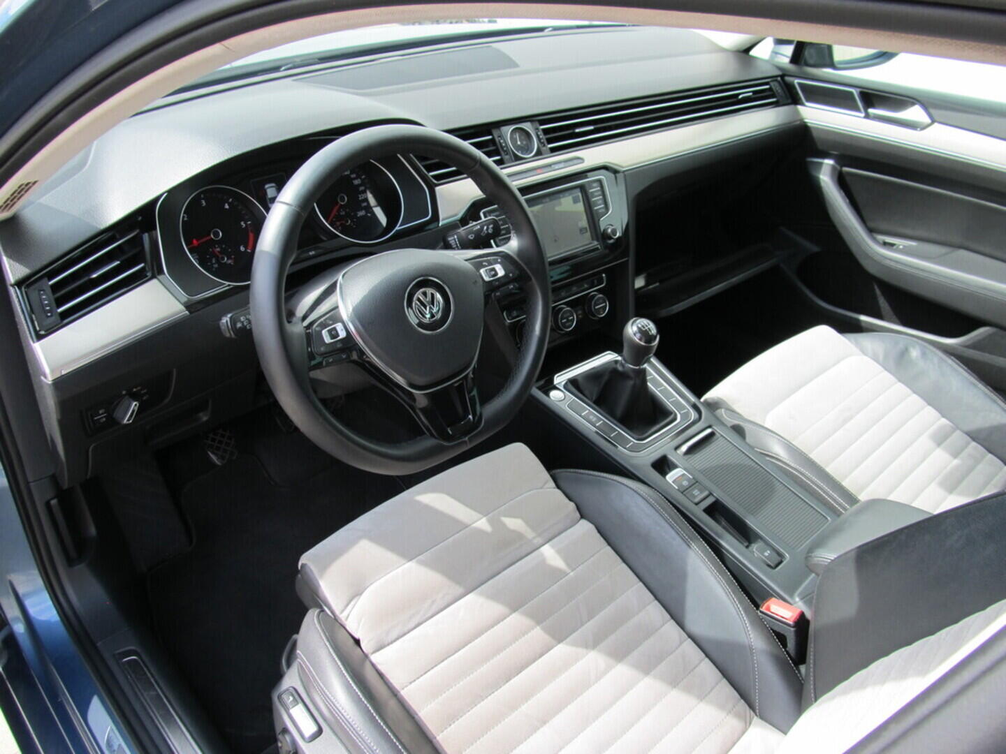 O619V07052_20.webp_PASSAT Highline 2.0 TDI 110 kW manuál