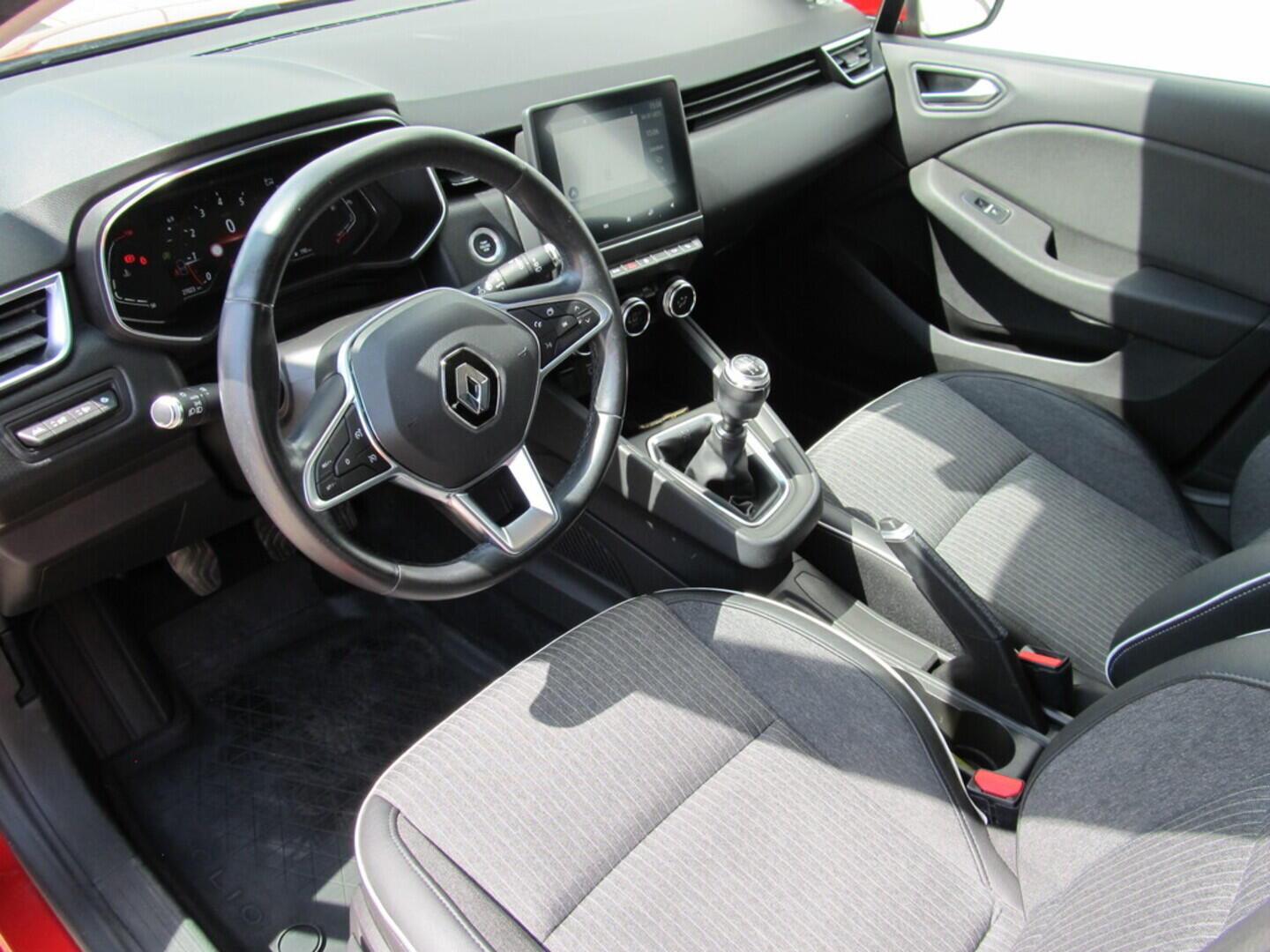 O619V07082_20.webp_CLIO Intens 1.0 TCe 74 kW manuál
