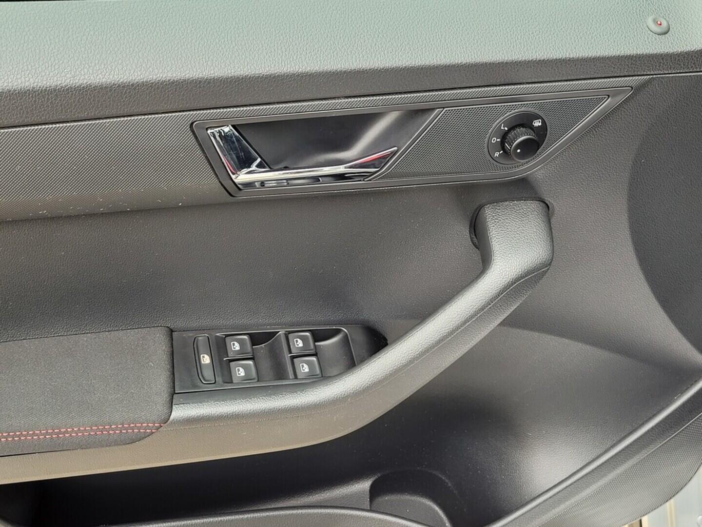 O619V07145_37.webp_FABIA Monte Carlo 1.0 TSI 70 kW manuál, DPH