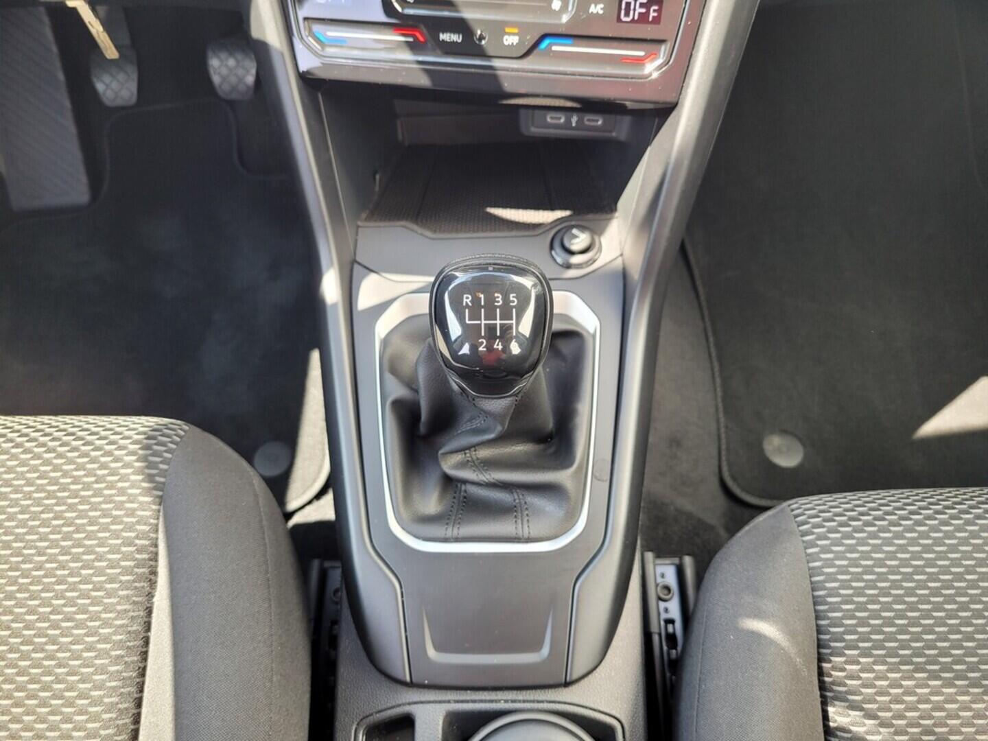 O619V07164_23.webp_T-ROC Limited 1.0 TSI 85 kW manuál