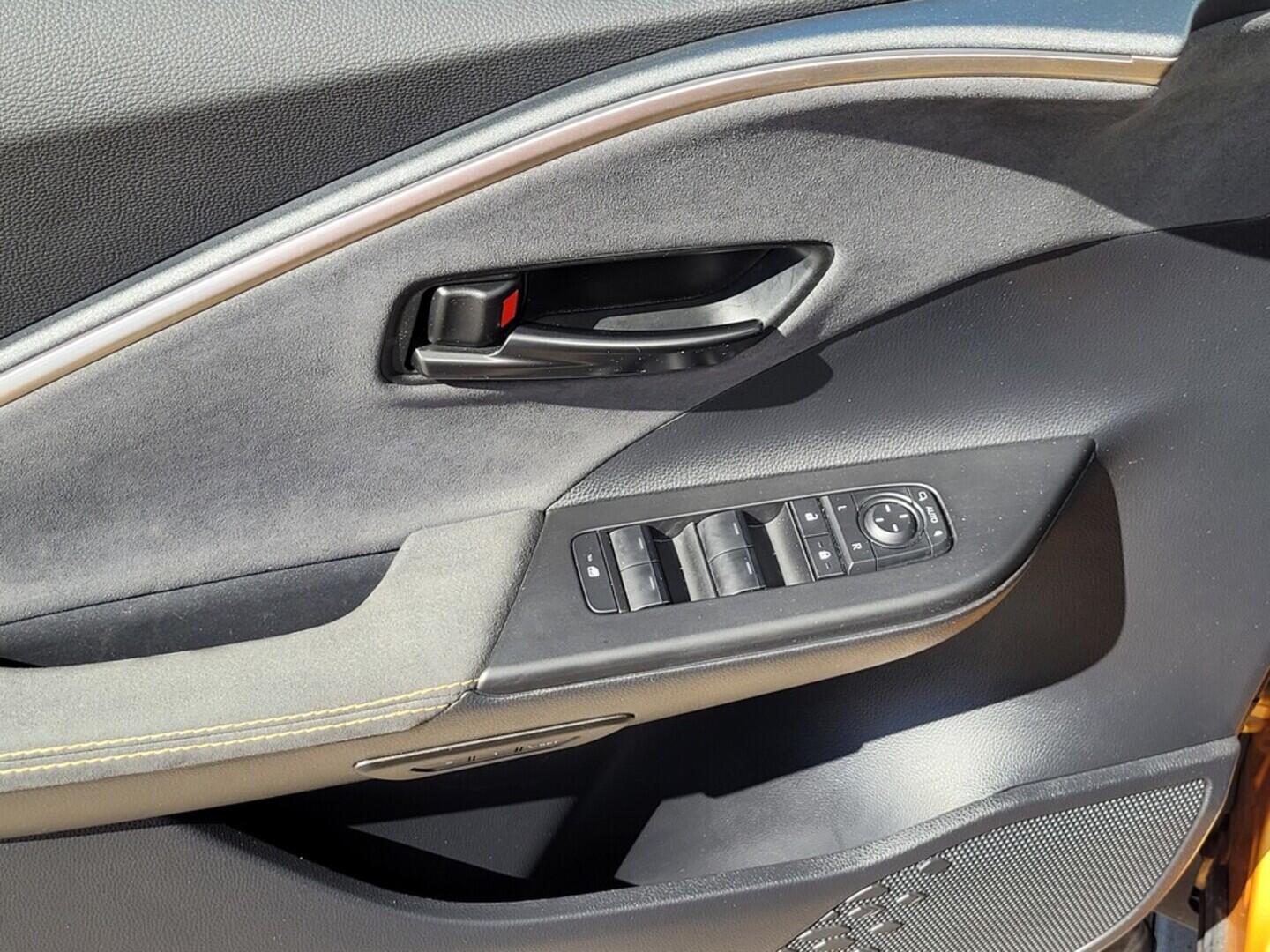 O619V07203_41.webp_C-HR Executive AWD 2.0 Hybrid 112 kW automat