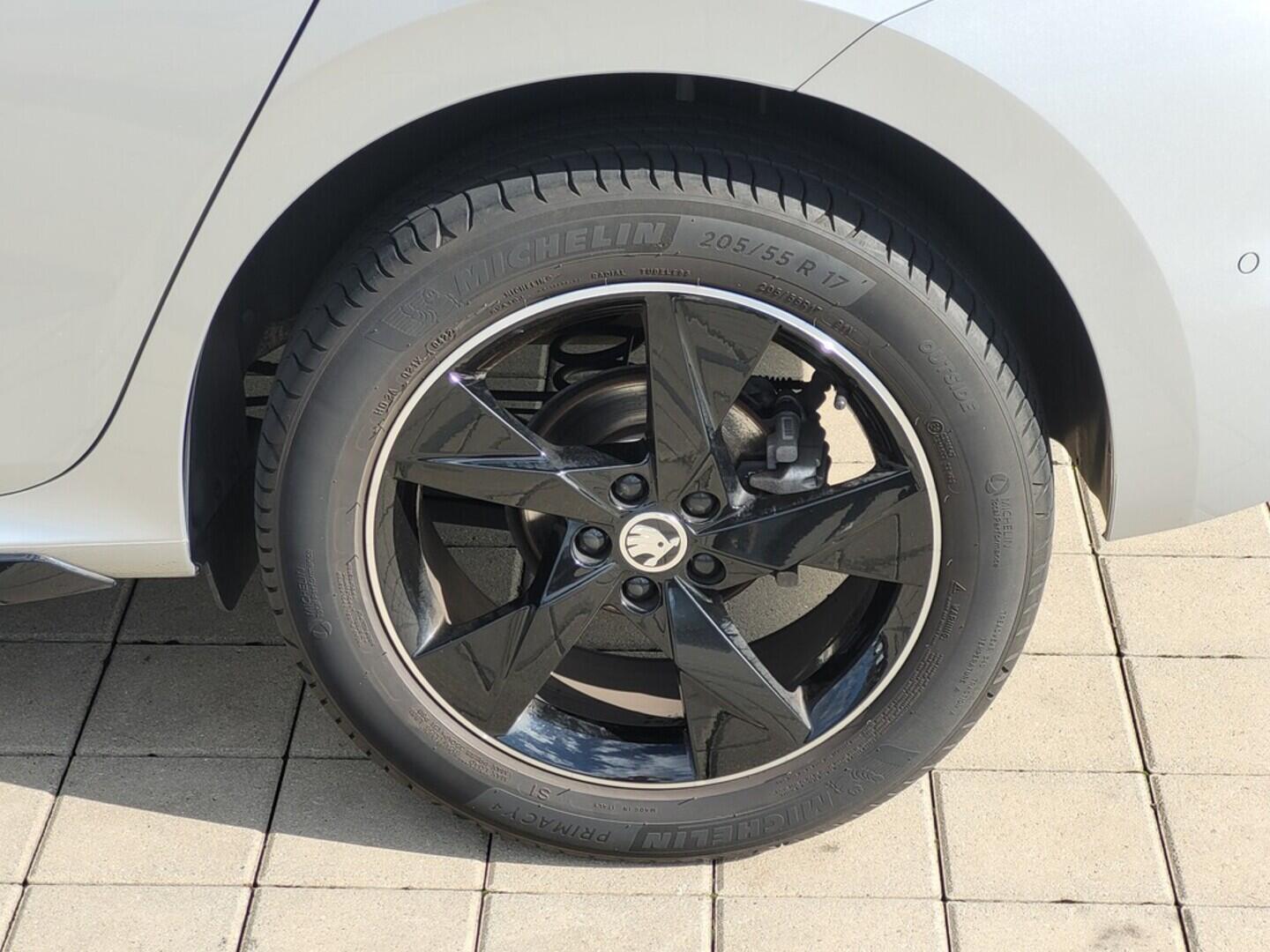 O619V07240_34.webp_KAMIQ Monte Carlo 1.0 TSI 81 kW manuál