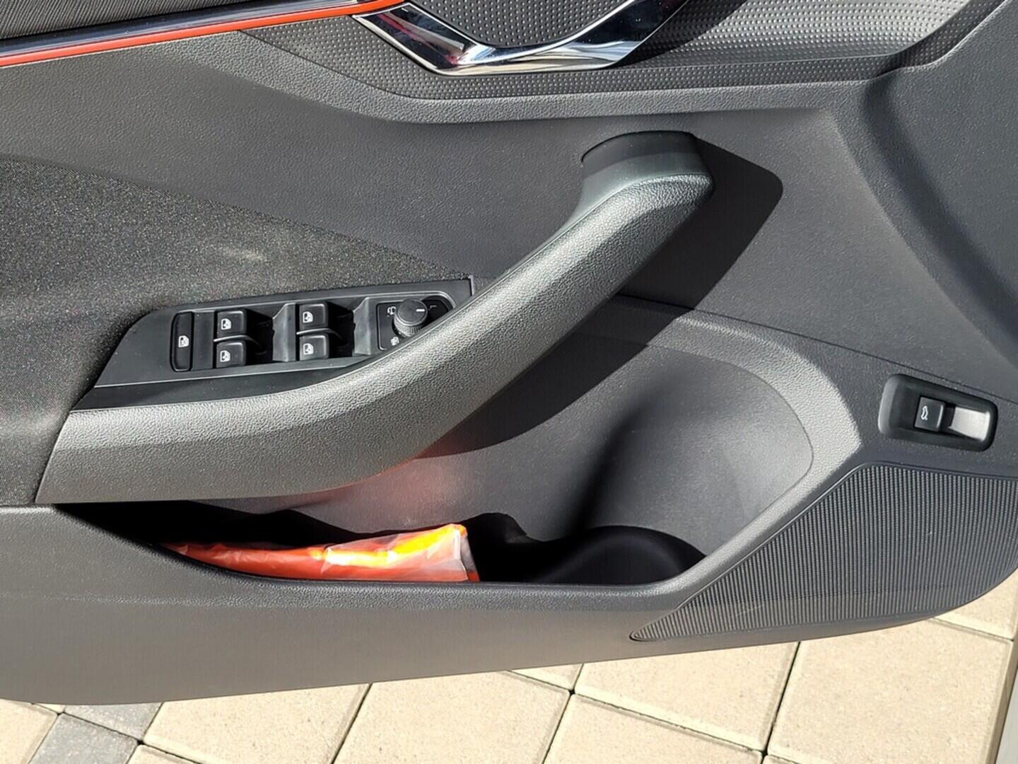 O619V07240_37.webp_KAMIQ Monte Carlo 1.0 TSI 81 kW manuál