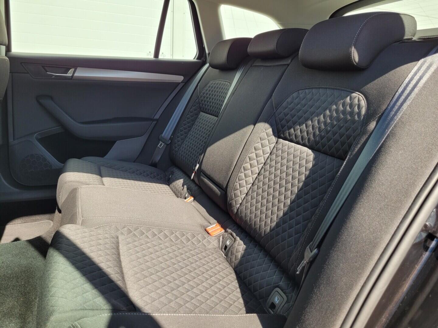 O619V07275_40.webp_SUPERB Style 2.0 TDI 140 kW automat, DPH