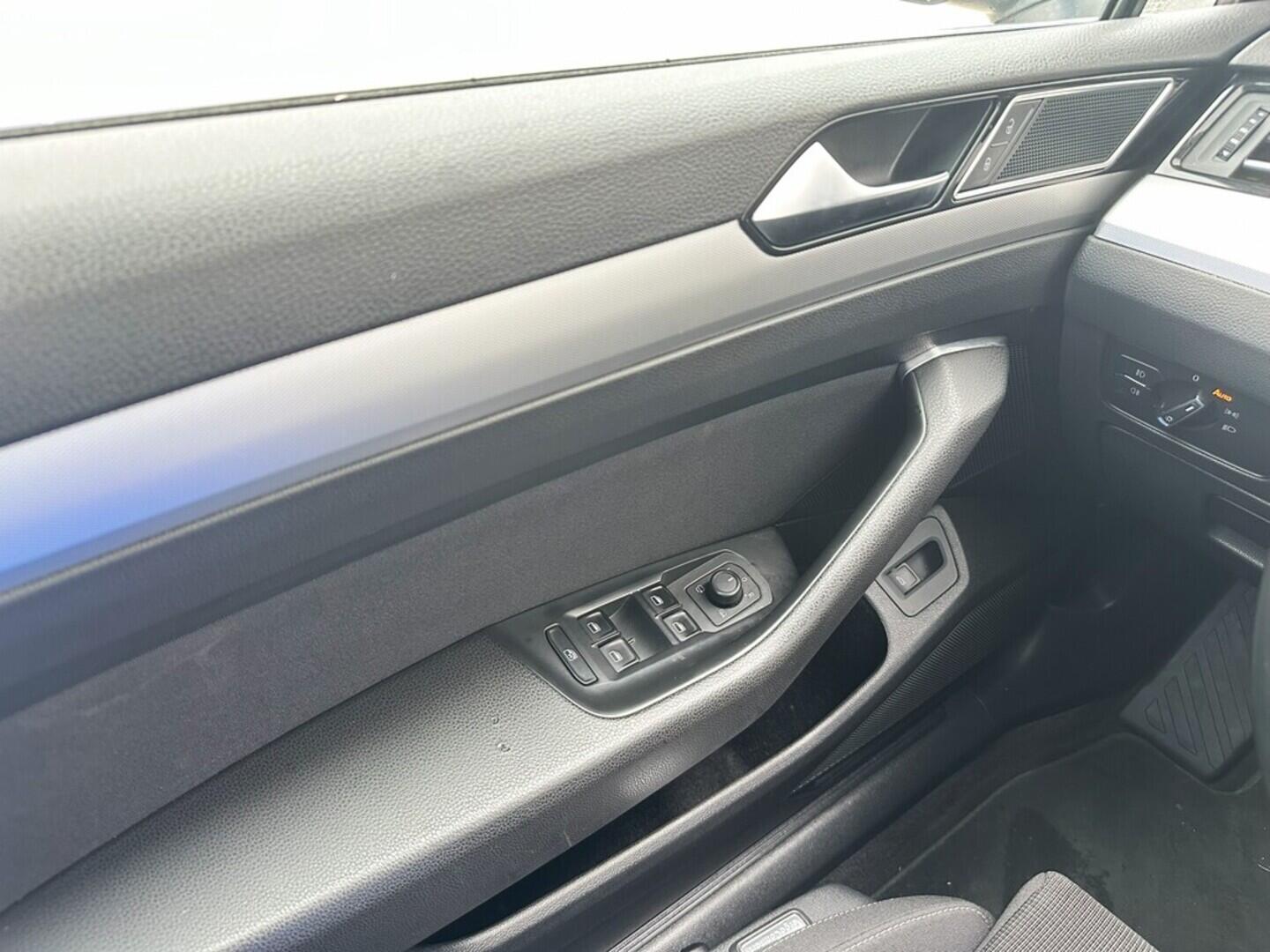 O619V07305_27.webp_PASSAT VARIANT business 2.0 TDI 110 kW manuál