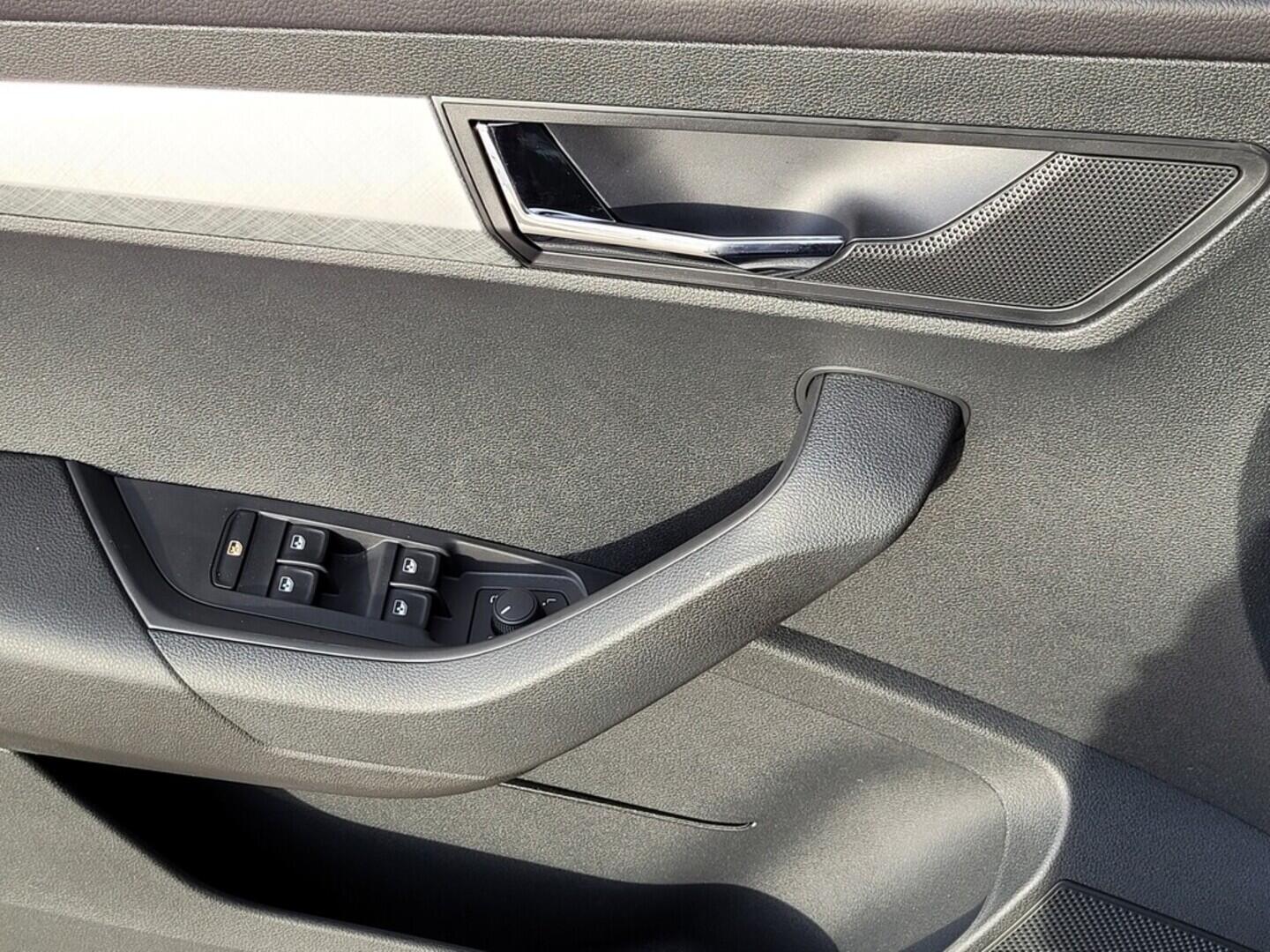 O619V07335_29.webp_KAROQ Ambition 1.0 TSI 81 kW manuál, DPH