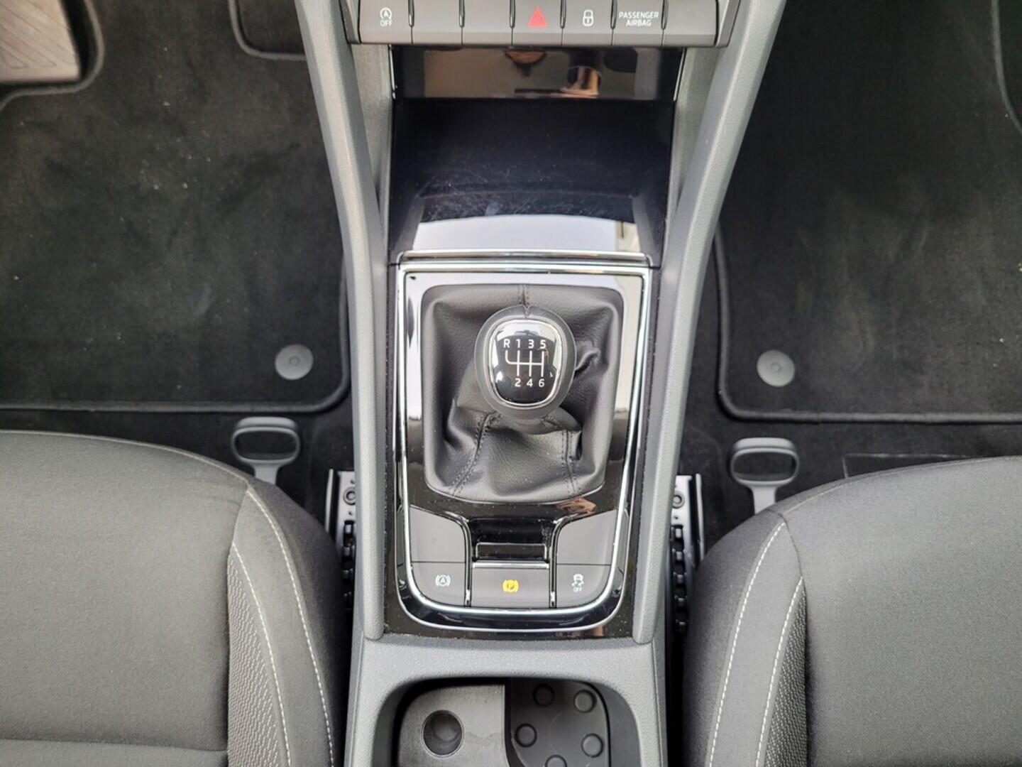 O619V07335_34.webp_KAROQ Ambition 1.0 TSI 81 kW manuál, DPH