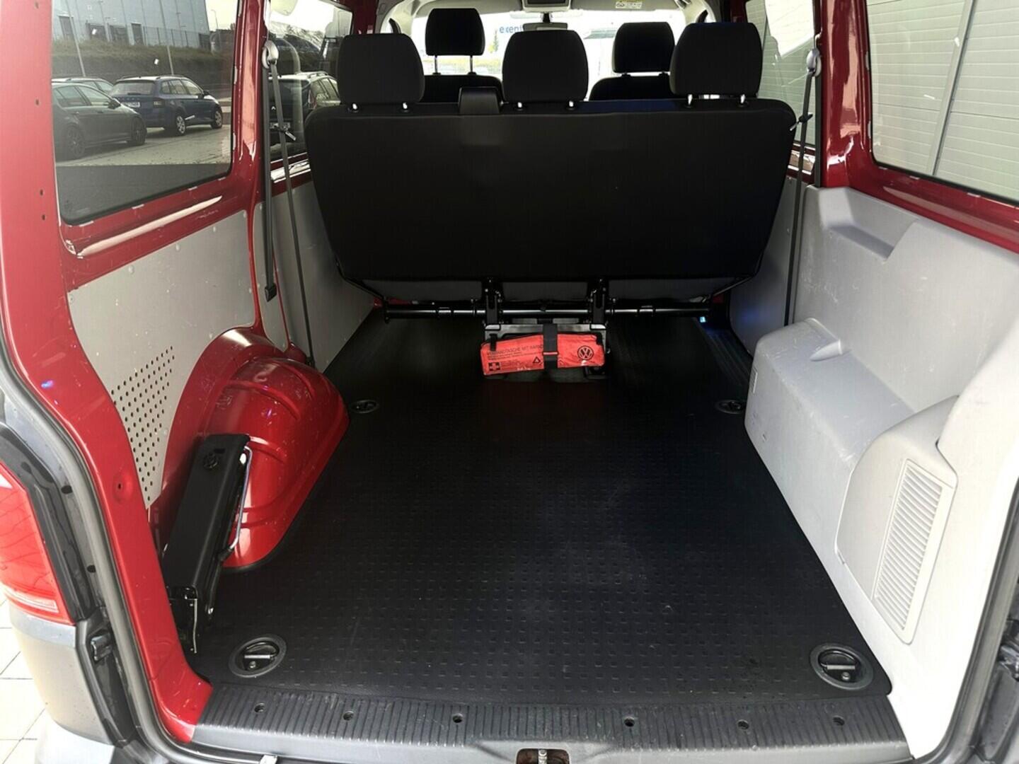 O619V07337_30.webp_TRANSPORTER KOMBI  2.0 TDI 110 kW manuál