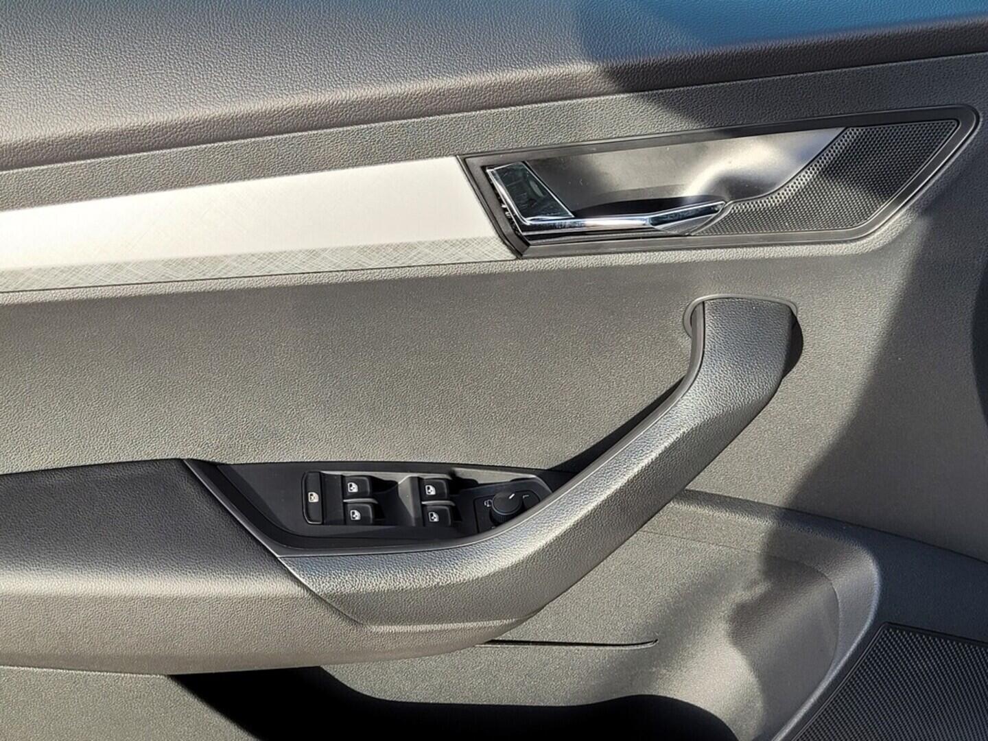 O619V07338_32.webp_KAROQ Ambition 1.5 TSI 110 kW manuál, DPH