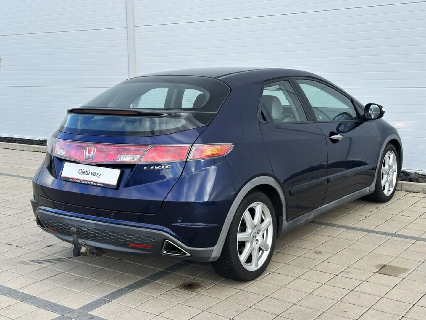 O619V07364_14.webp_CIVIC Sport 1.8 i-VTEC 103 kW manuál