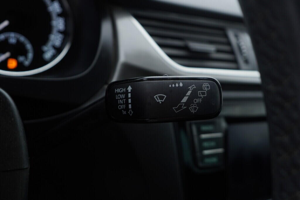 O619V07392_25.webp_RAPID Fresh Drive 1.0 TSI 70 kW manuál