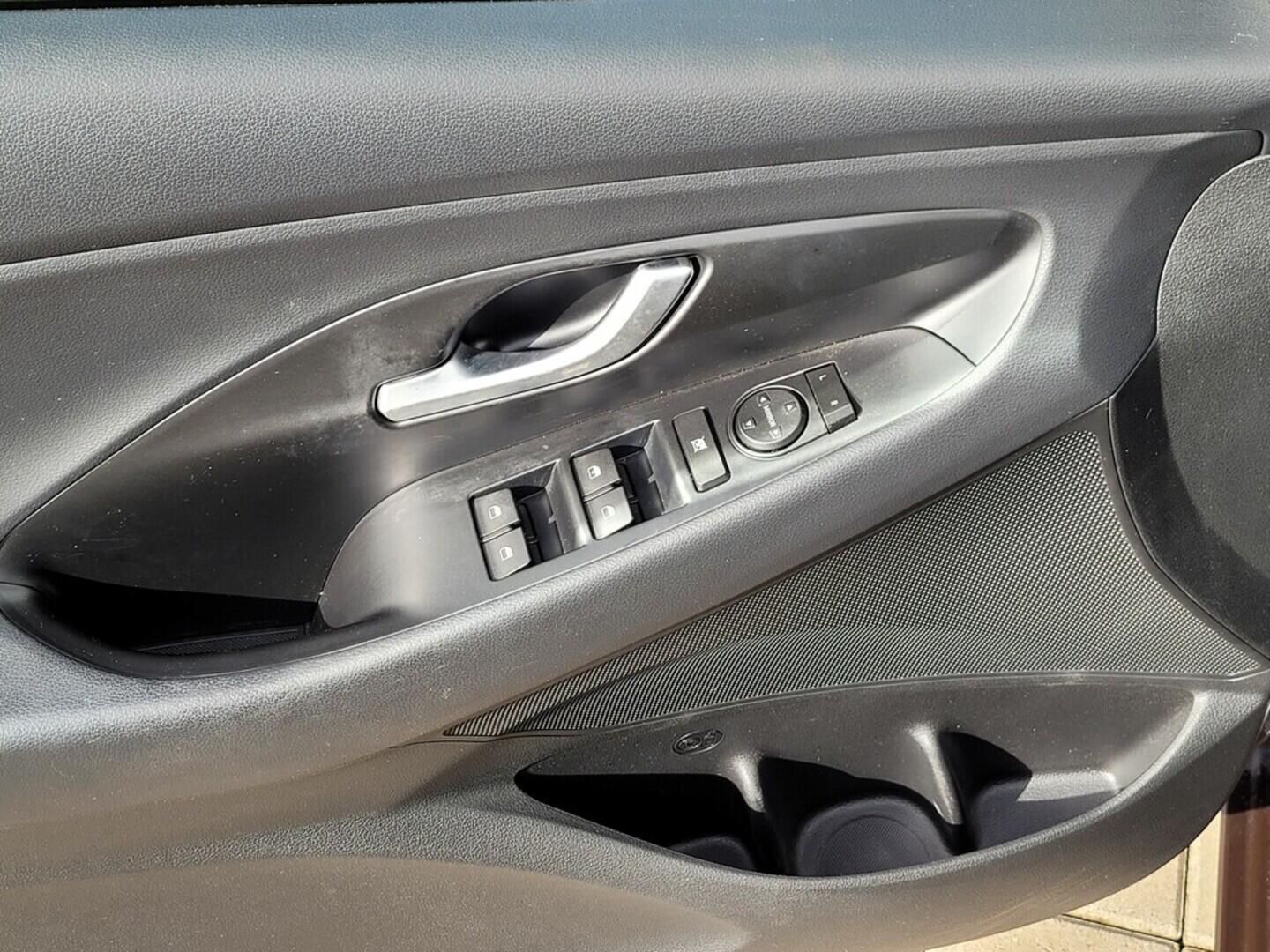 O619V07404_28.webp_I30 Trikolor 1.4 T-GDI 103 kW manuál