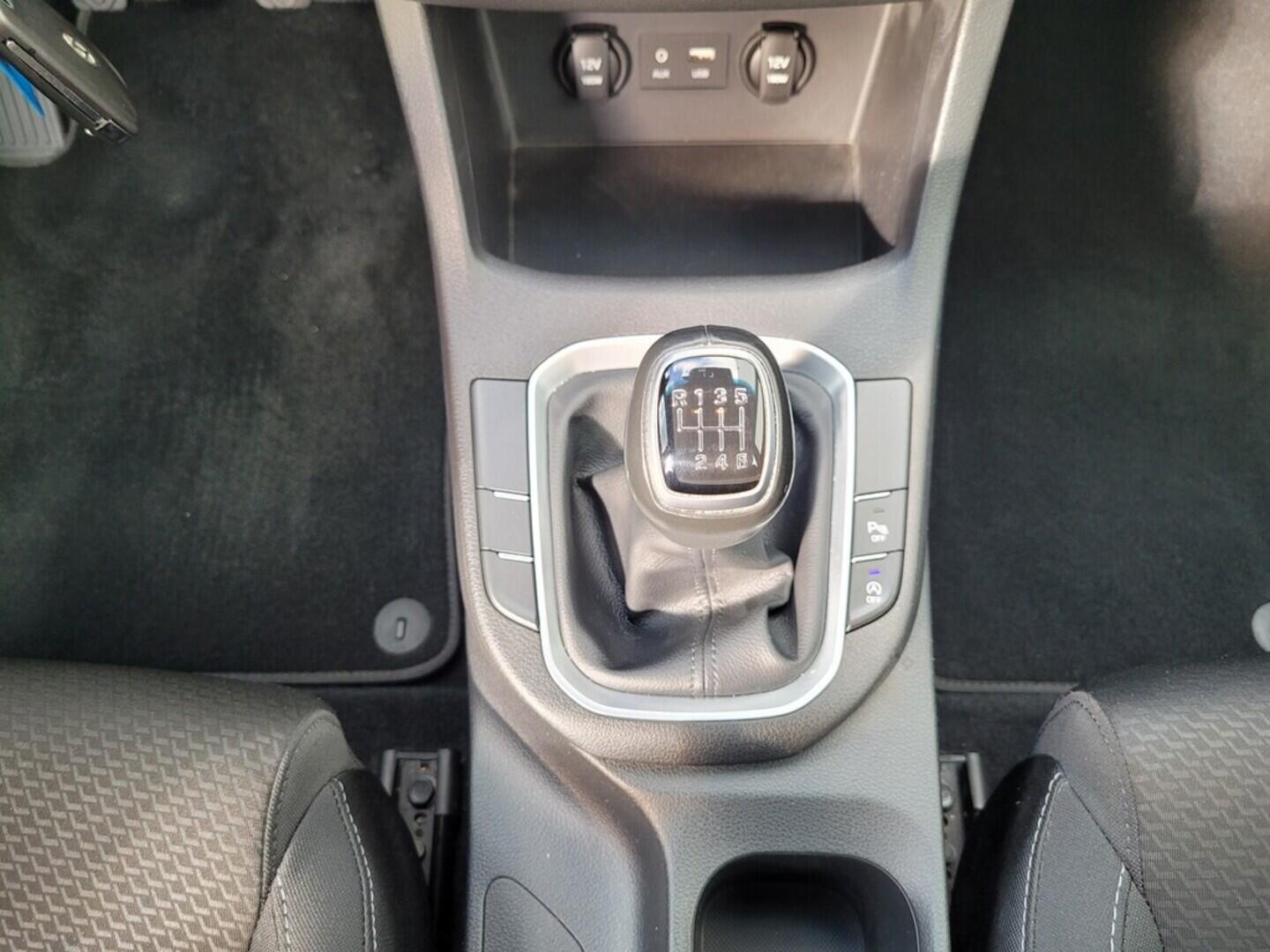 O619V07404_32.webp_I30 Trikolor 1.4 T-GDI 103 kW manuál