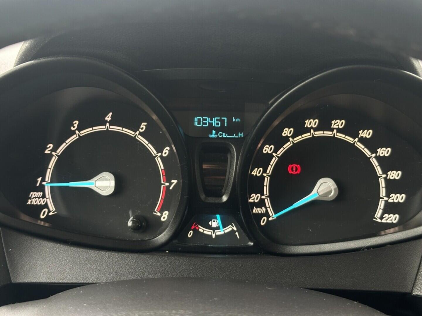 O619V07420_19.webp_TOURNEO COURIER  1.0 EcoBoost 74 kW manuál