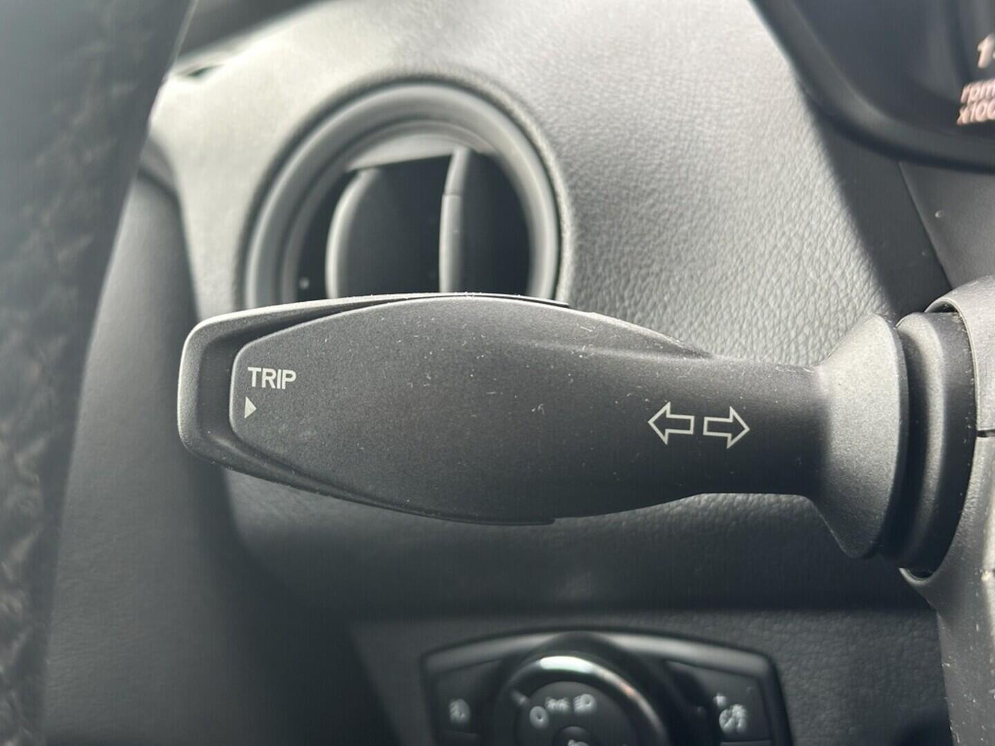 O619V07420_21.webp_TOURNEO COURIER  1.0 EcoBoost 74 kW manuál