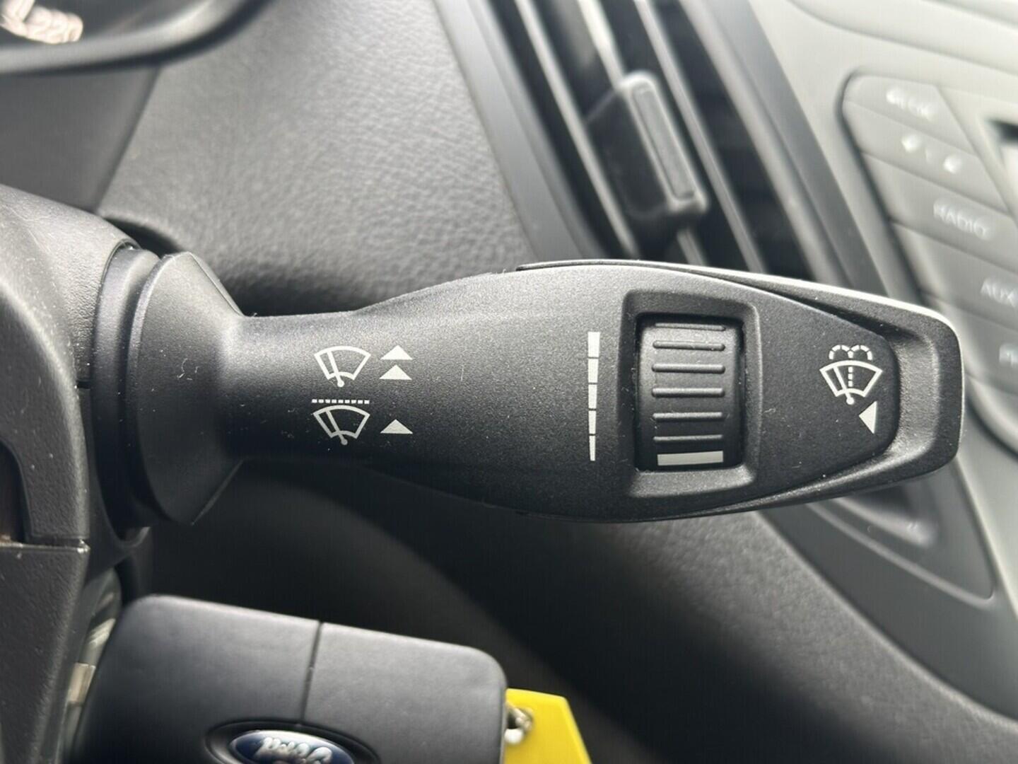 O619V07420_22.webp_TOURNEO COURIER  1.0 EcoBoost 74 kW manuál