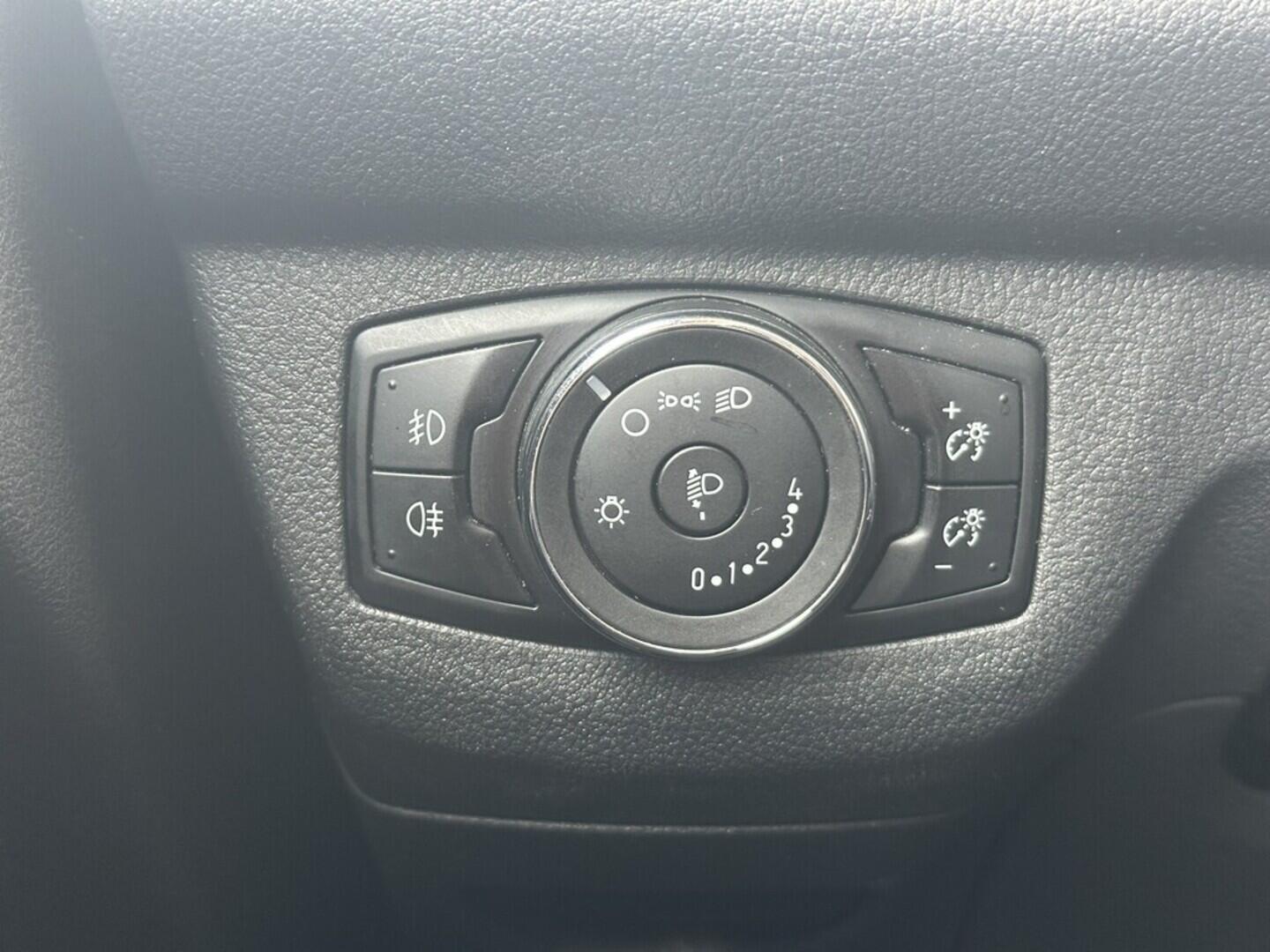 O619V07420_23.webp_TOURNEO COURIER  1.0 EcoBoost 74 kW manuál