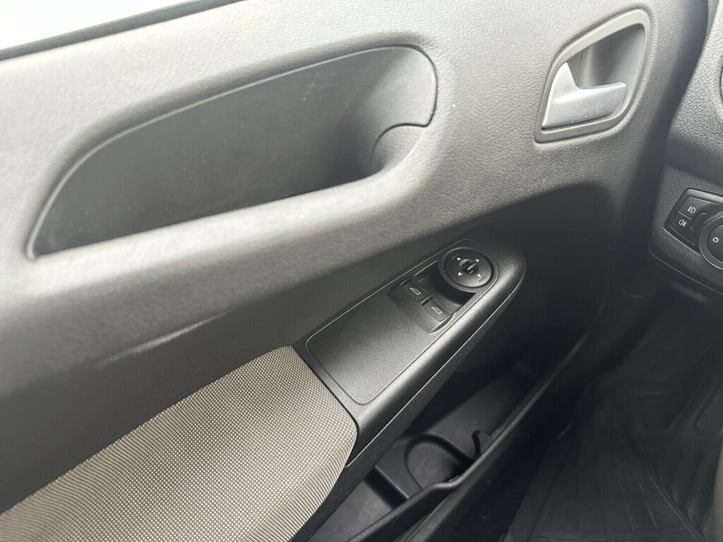 O619V07420_24.webp_TOURNEO COURIER  1.0 EcoBoost 74 kW manuál