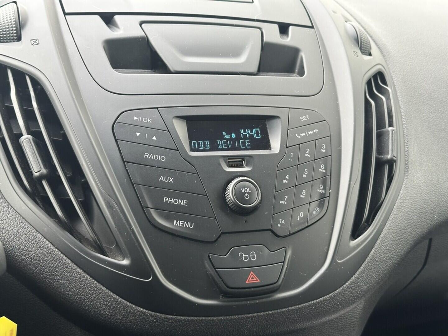 O619V07420_25.webp_TOURNEO COURIER  1.0 EcoBoost 74 kW manuál