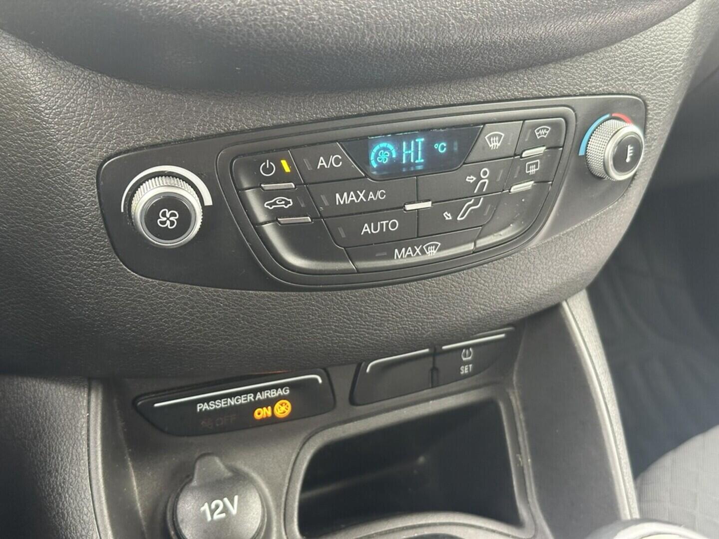 O619V07420_26.webp_TOURNEO COURIER  1.0 EcoBoost 74 kW manuál