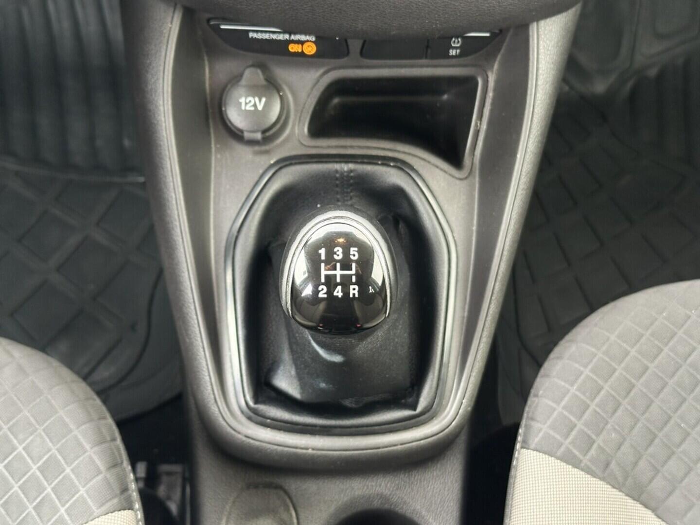 O619V07420_27.webp_TOURNEO COURIER  1.0 EcoBoost 74 kW manuál