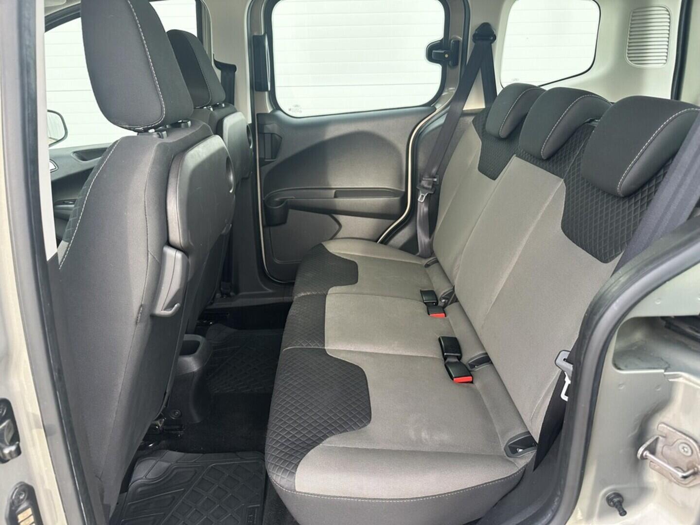 O619V07420_28.webp_TOURNEO COURIER  1.0 EcoBoost 74 kW manuál