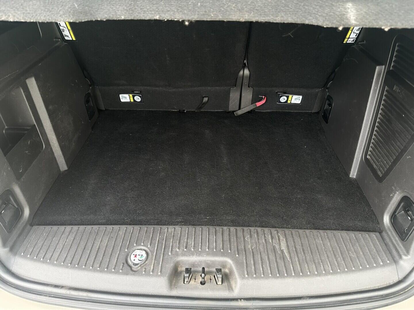 O619V07420_30.webp_TOURNEO COURIER  1.0 EcoBoost 74 kW manuál