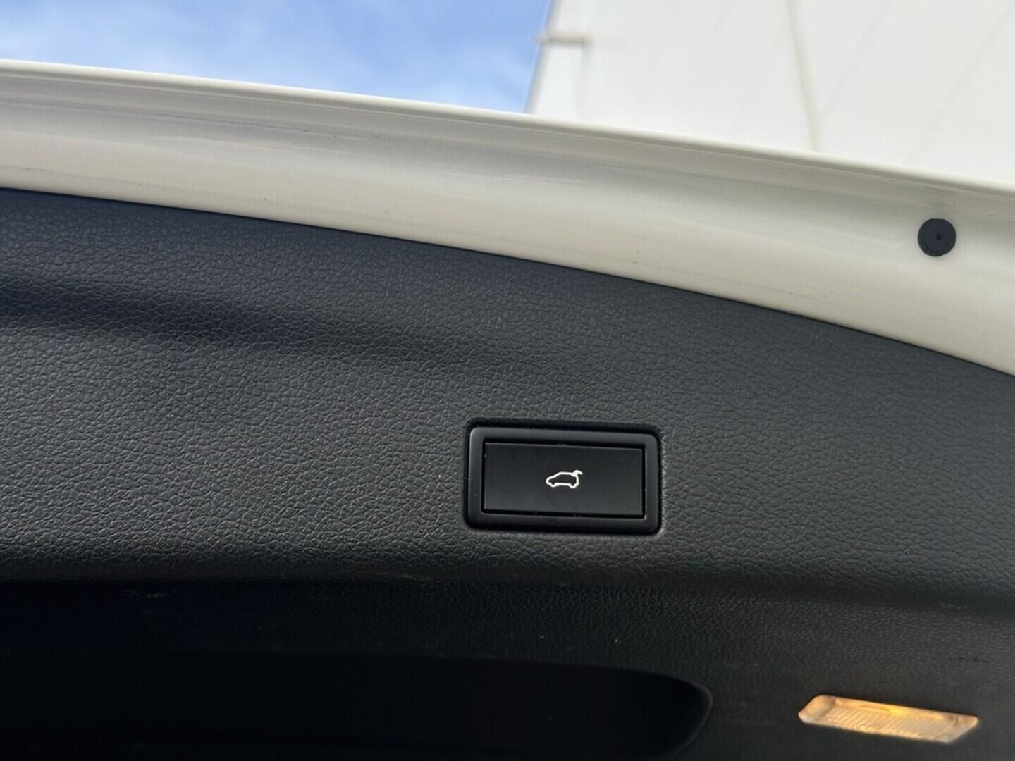 O619V07437_33.webp_SHARAN Highline 4Motion 2.0 TDI 110 kW manuál