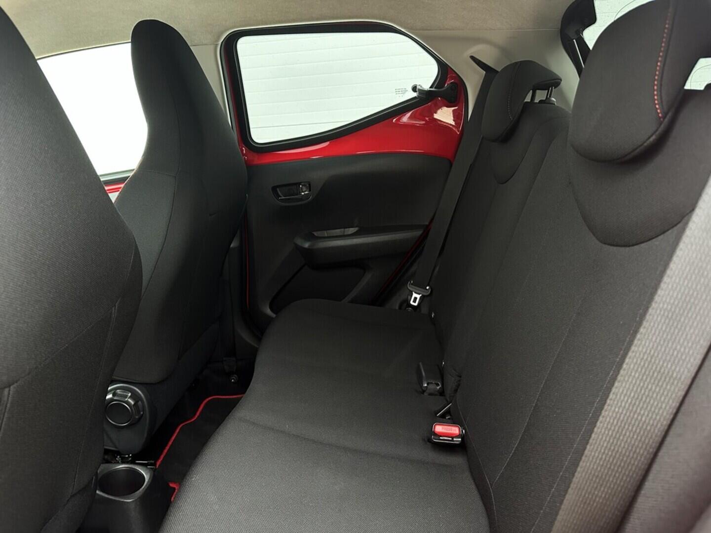 O619V07445_29.webp_AYGO  1.0  51 kW manuál