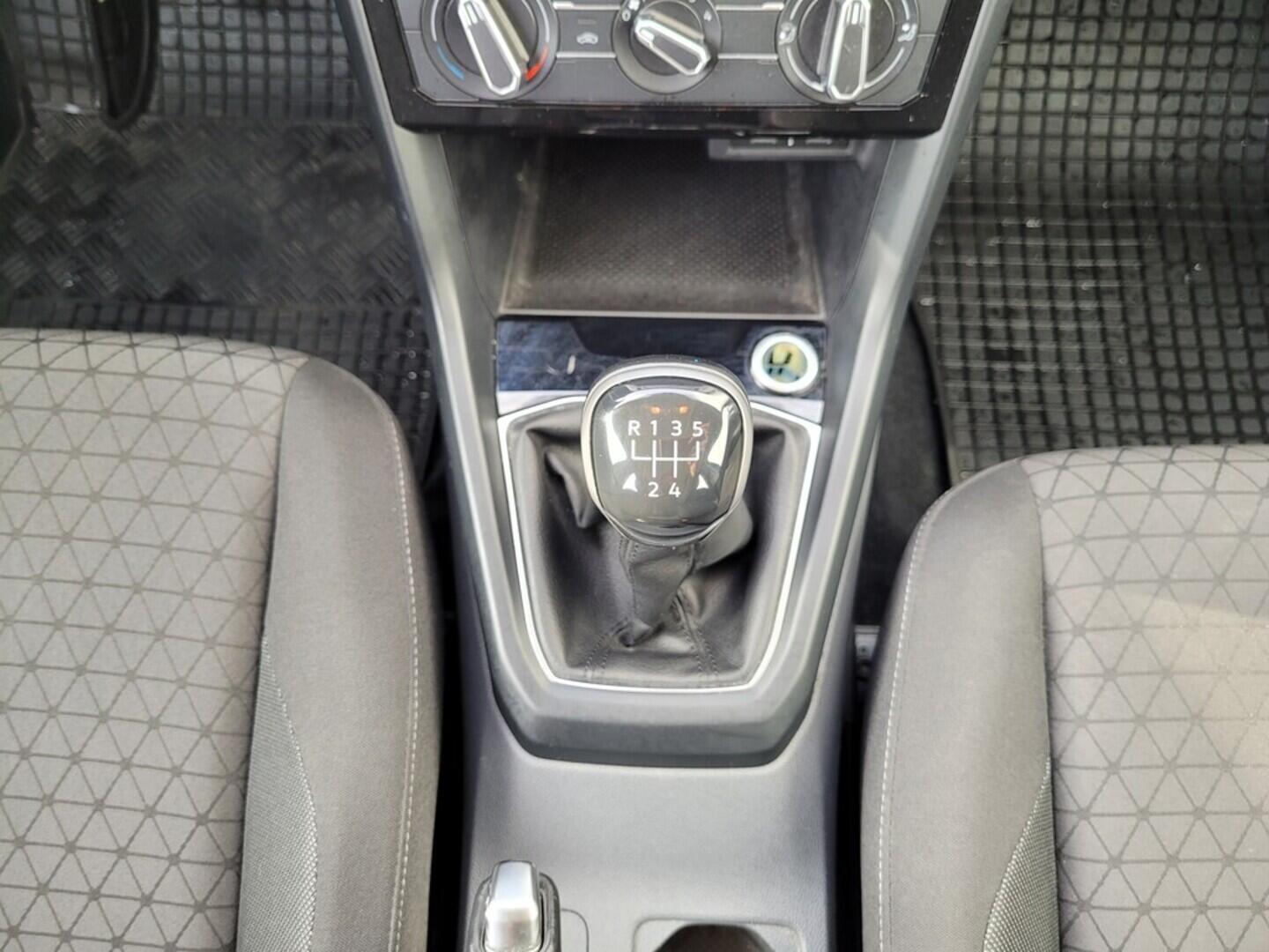 O619V07455_20.webp_T-CROSS Life 1.0 TSI 70 kW manuál