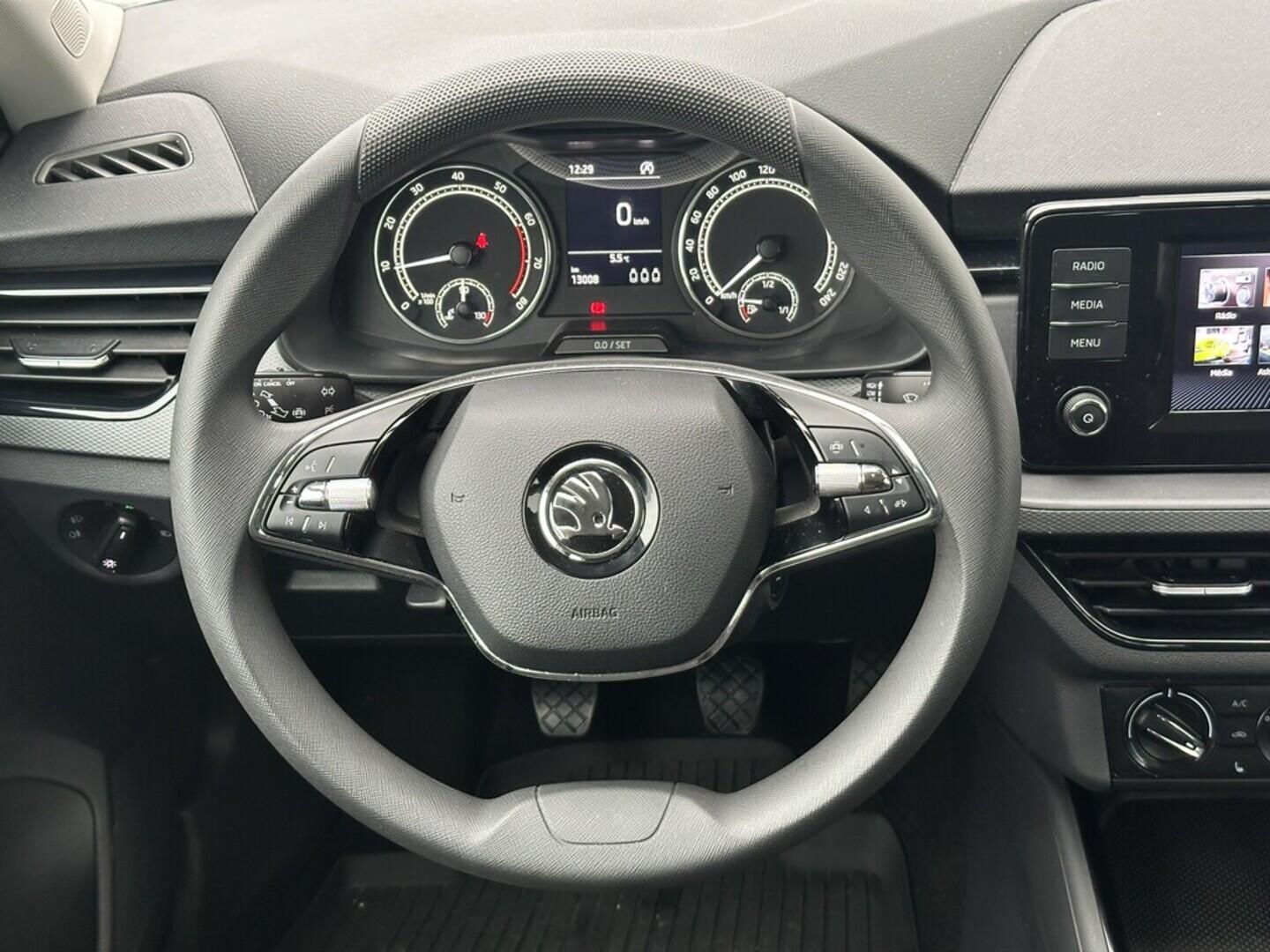 O619V07466_20.webp_SCALA Ambition 1.0 TSI 81 kW manuál, DPH