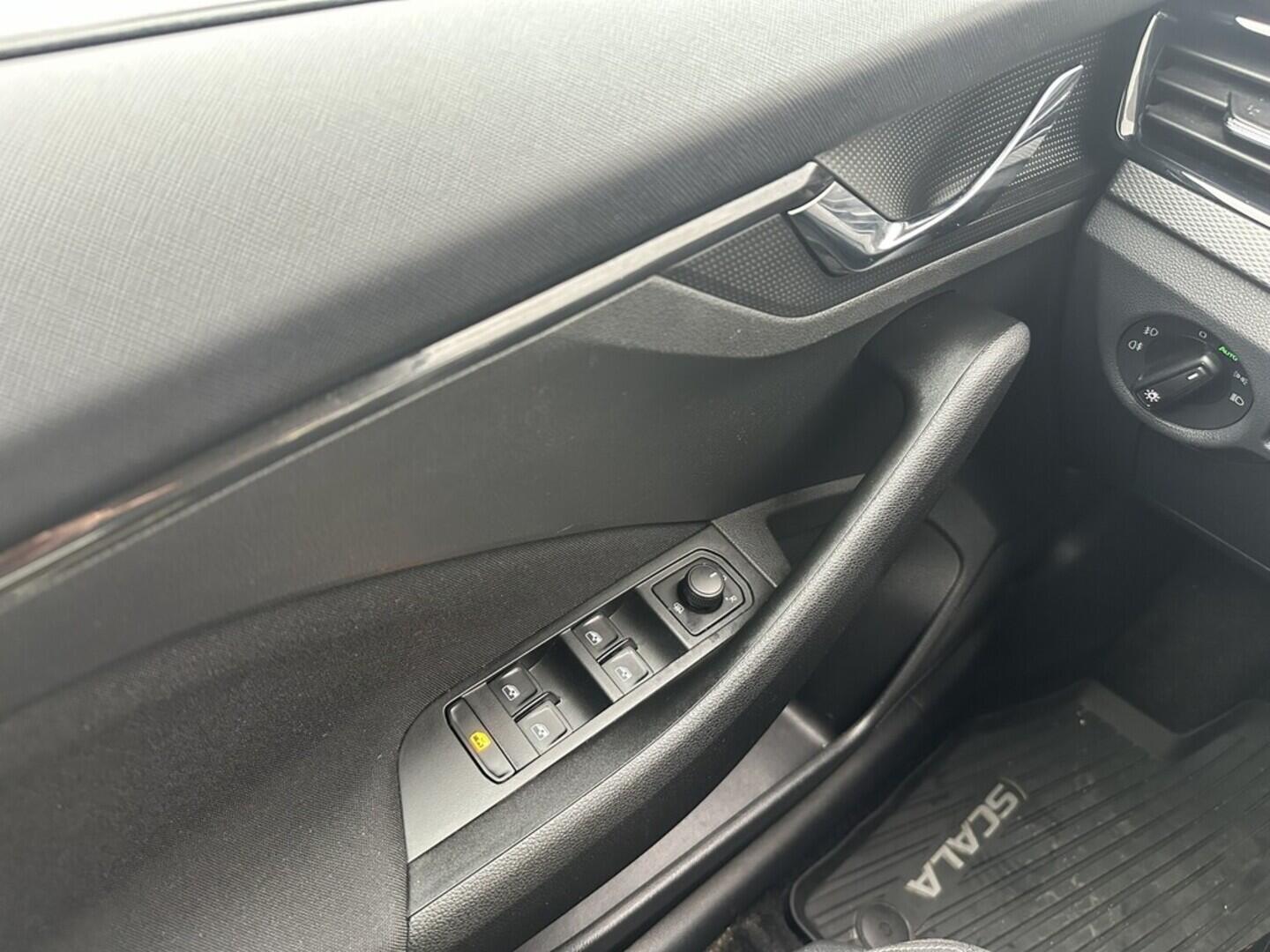 O619V07466_23.webp_SCALA Ambition 1.0 TSI 81 kW manuál, DPH