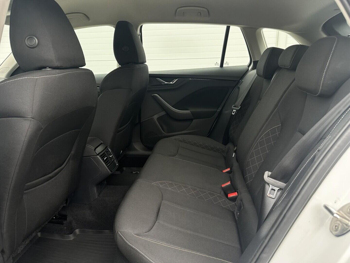 O619V07466_29.webp_SCALA Ambition 1.0 TSI 81 kW manuál, DPH