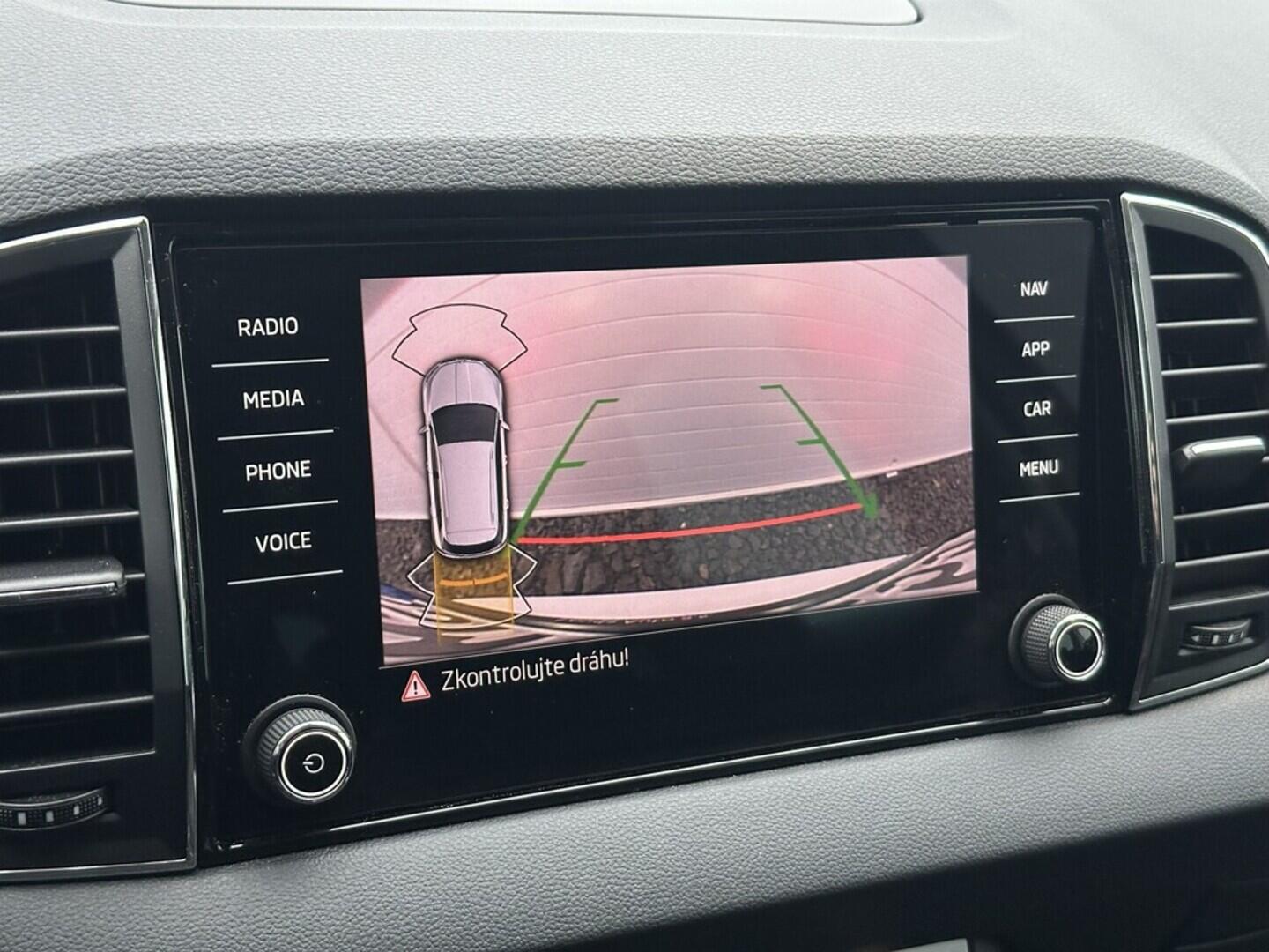 O619V07468_28.webp_KAROQ Ambition 1.5 TSI 110 kW manuál, DPH