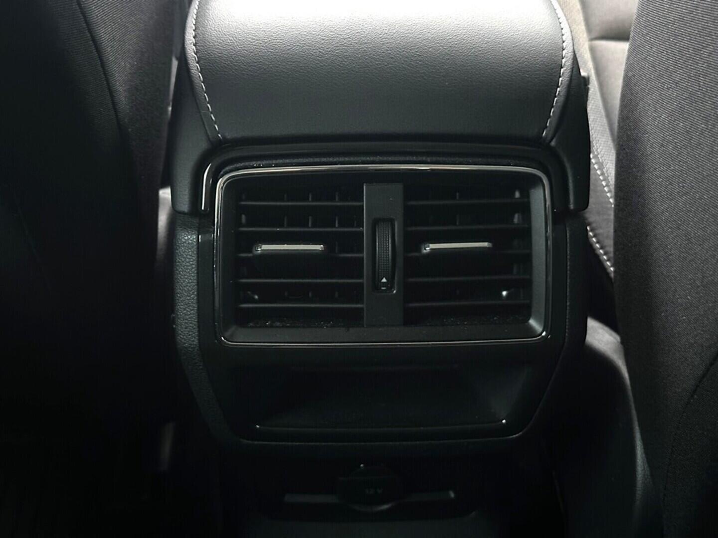 O619V07468_30.webp_KAROQ Ambition 1.5 TSI 110 kW manuál, DPH