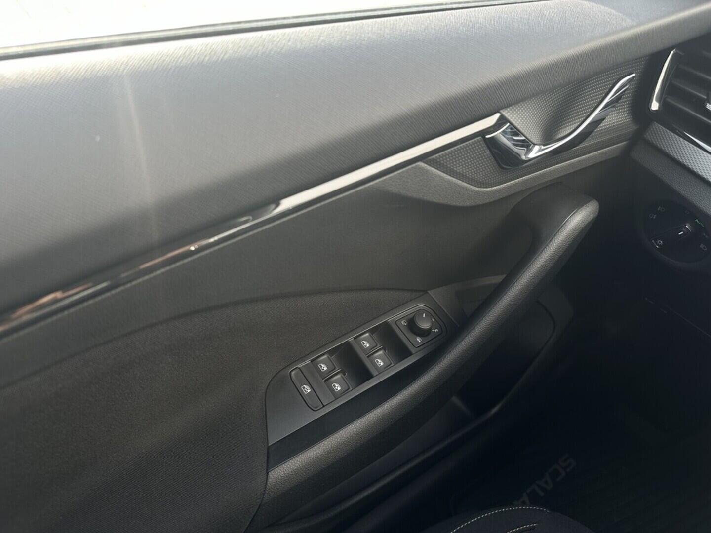 O619V07469_23.webp_SCALA Ambition 1.0 TSI 81 kW manuál, DPH