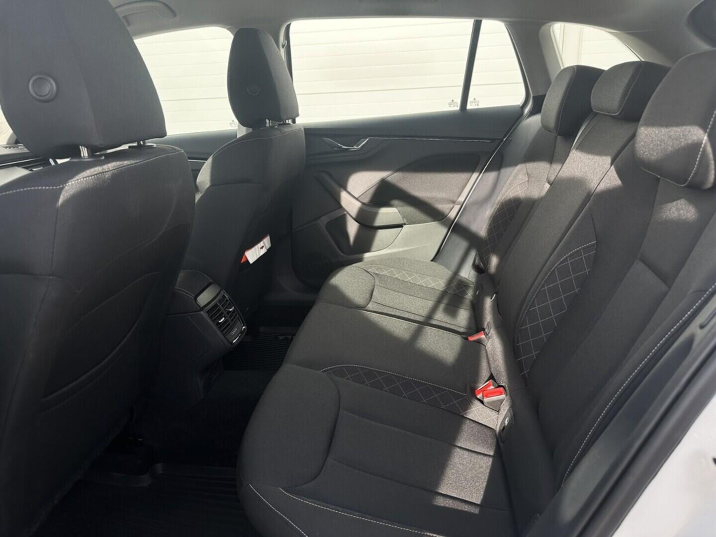 O619V07469_28.webp_SCALA Ambition 1.0 TSI 81 kW manuál, DPH