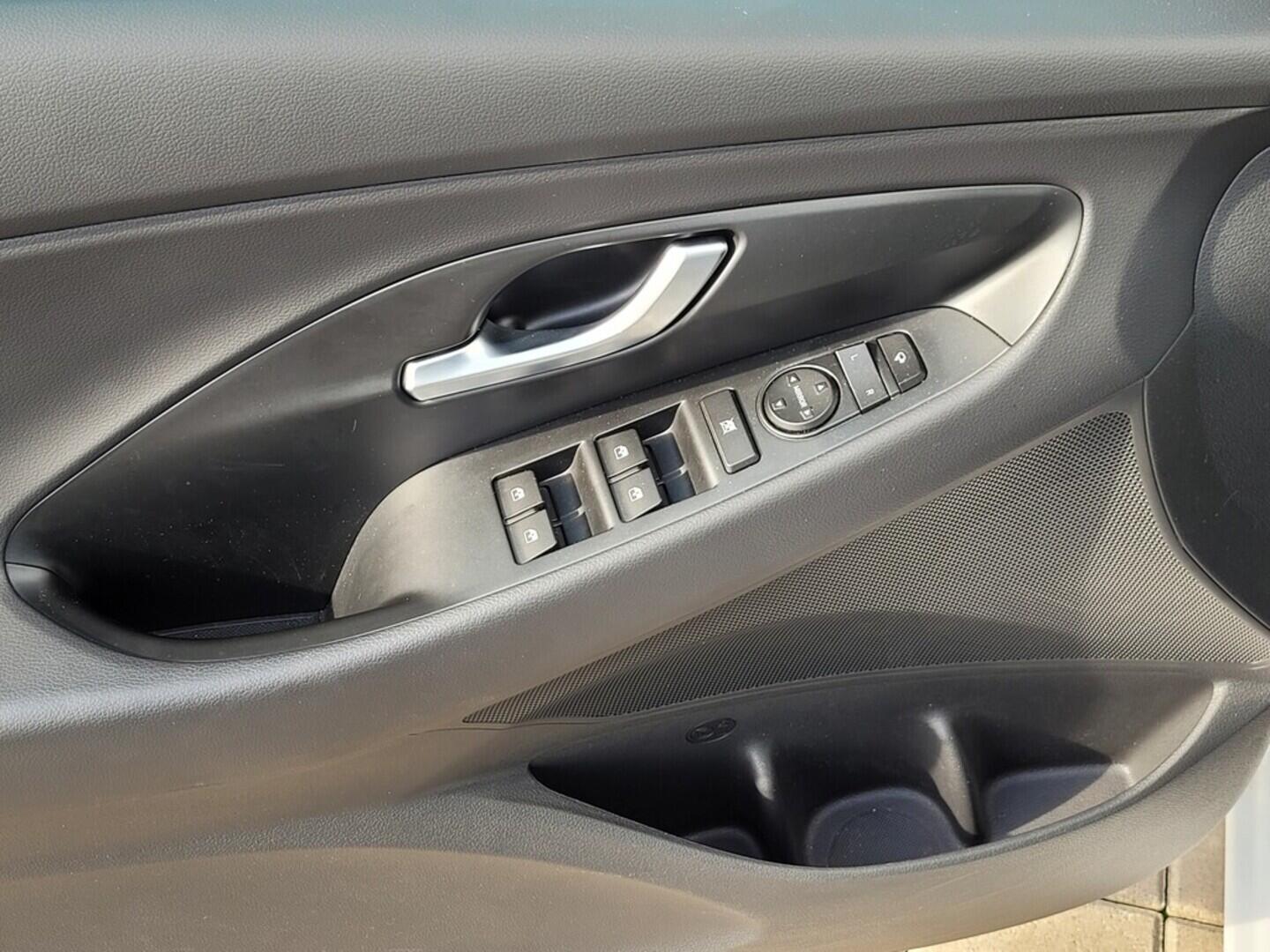 O619V07474_30.webp_I30 WG PD PE Smart  1.5  70 kW manuál, DPH