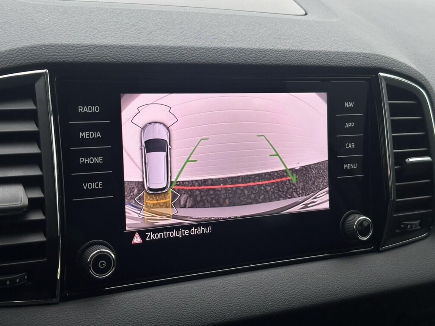 O619V07494_24.webp_KAROQ Ambition 1.5 TSI 110 kW manuál, DPH