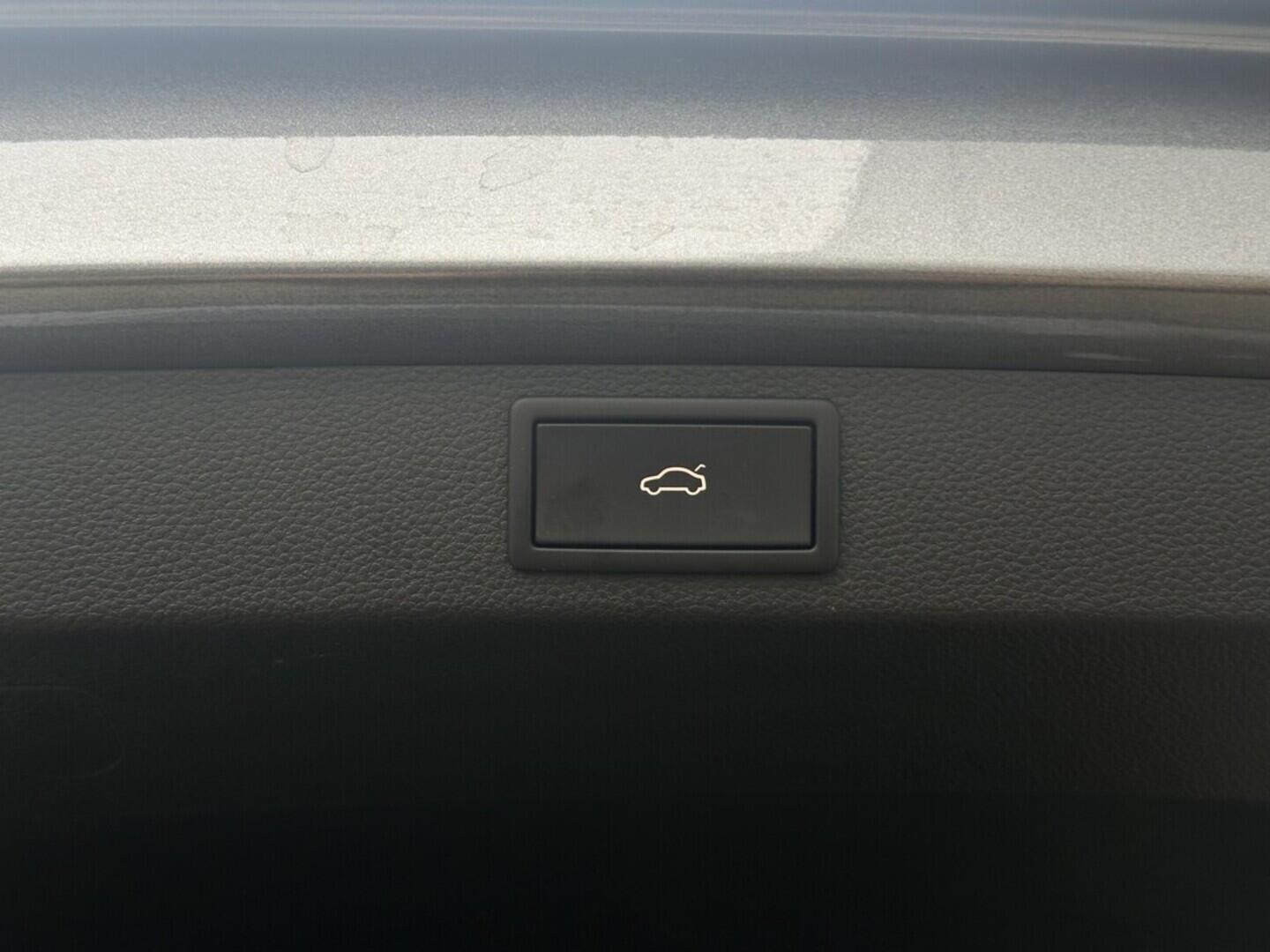 O619V07494_35.webp_KAROQ Ambition 1.5 TSI 110 kW manuál, DPH